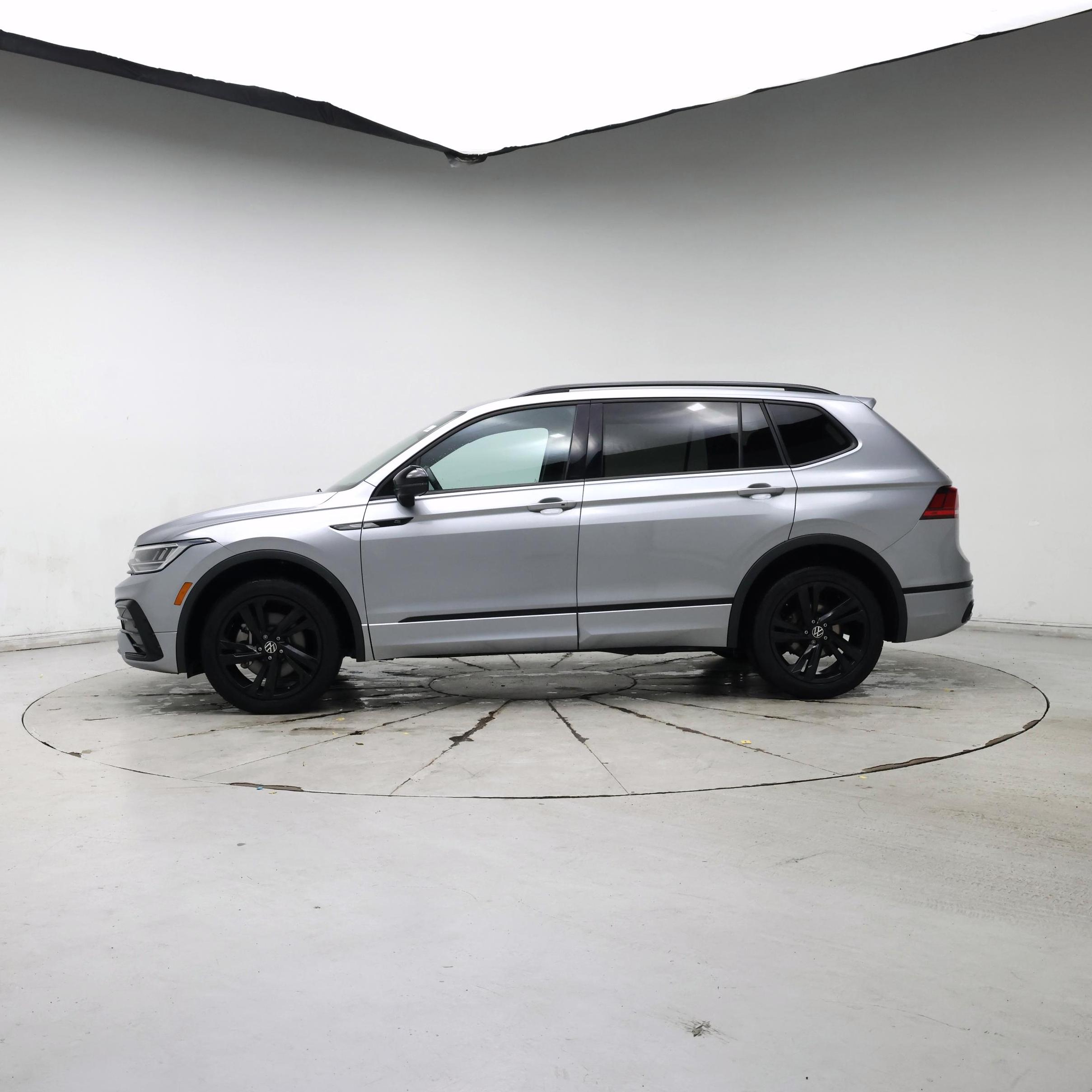 Thumbnail: 2023 Volkswagen Tiguan - 3