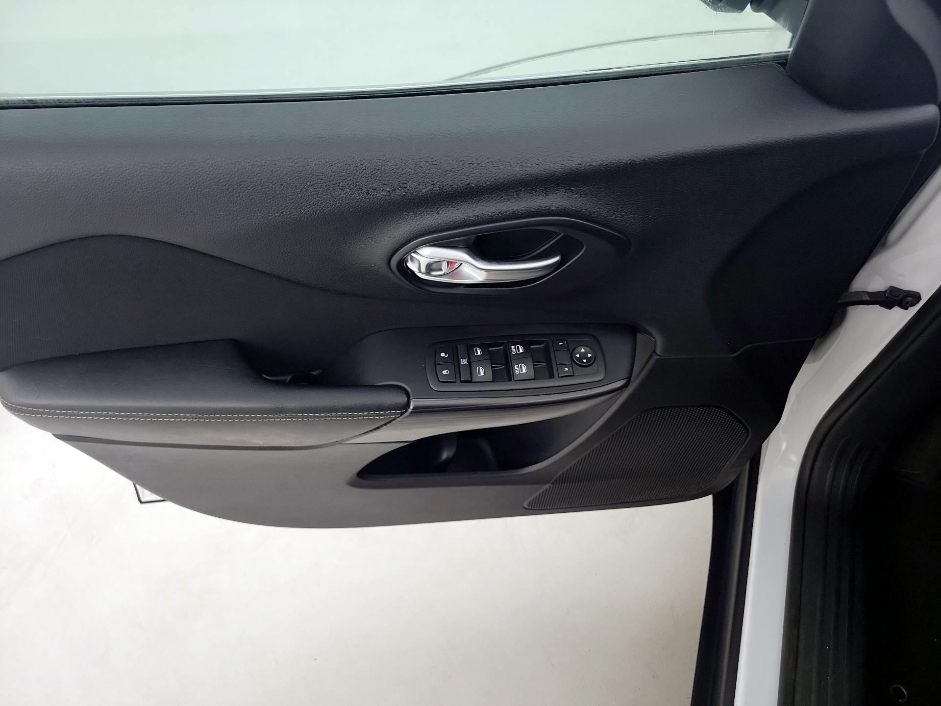 Thumbnail: 2016 Jeep Cherokee - 12
