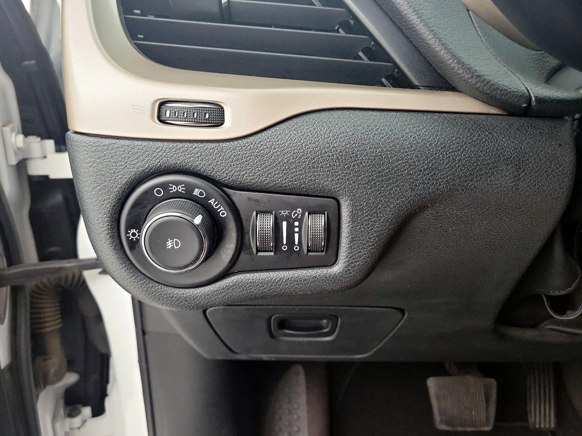 Thumbnail: 2016 Jeep Cherokee - 13