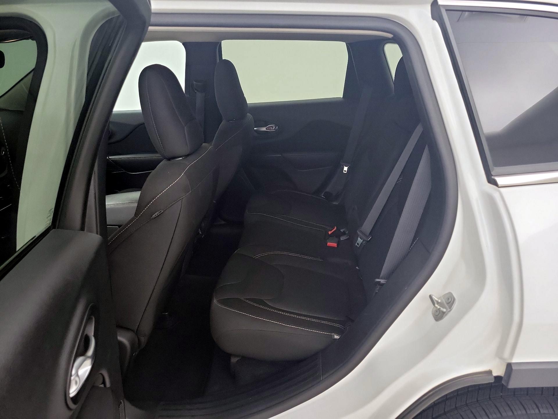 Thumbnail: 2016 Jeep Cherokee - 19