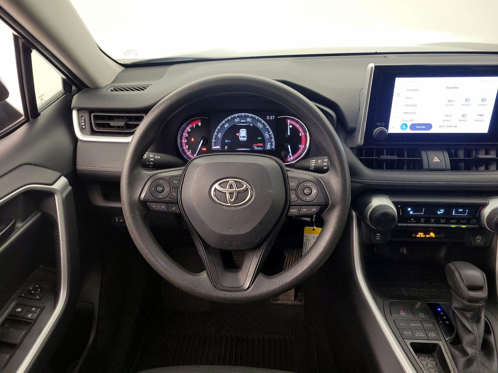 2023 Toyota RAV4 LE - Photo 11