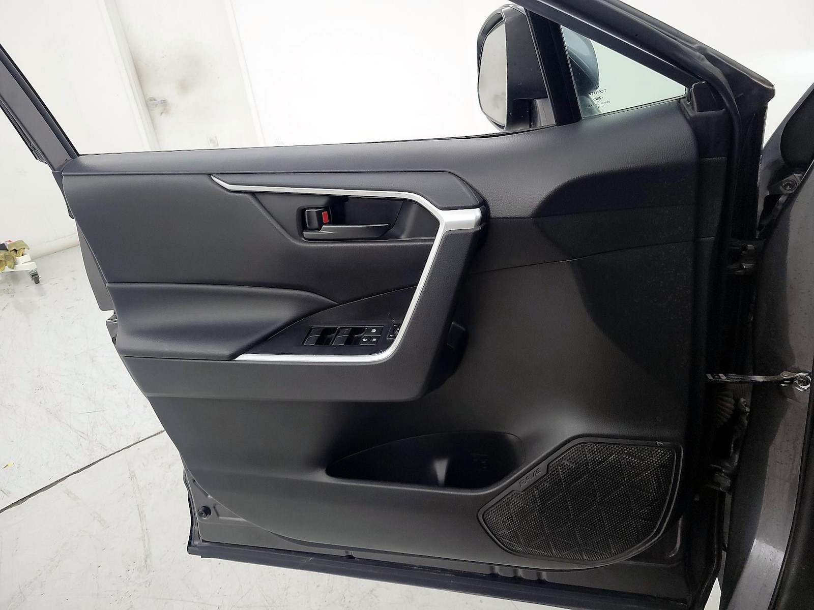 2023 Toyota RAV4 LE - Photo 13