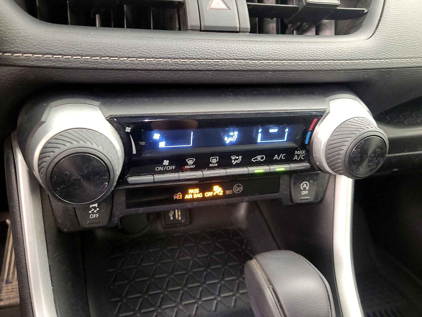 2023 Toyota RAV4 LE - Photo 17