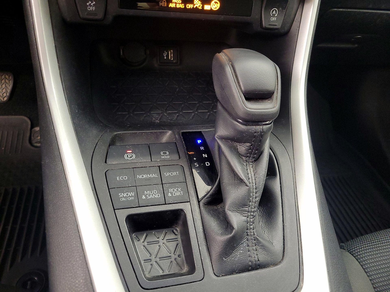 2023 Toyota RAV4 LE - Photo 18