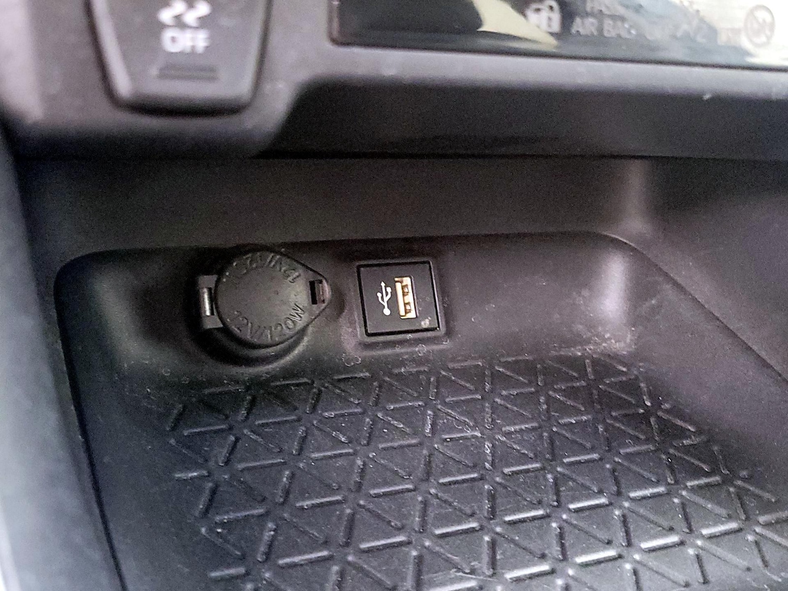 2023 Toyota RAV4 LE - Photo 19