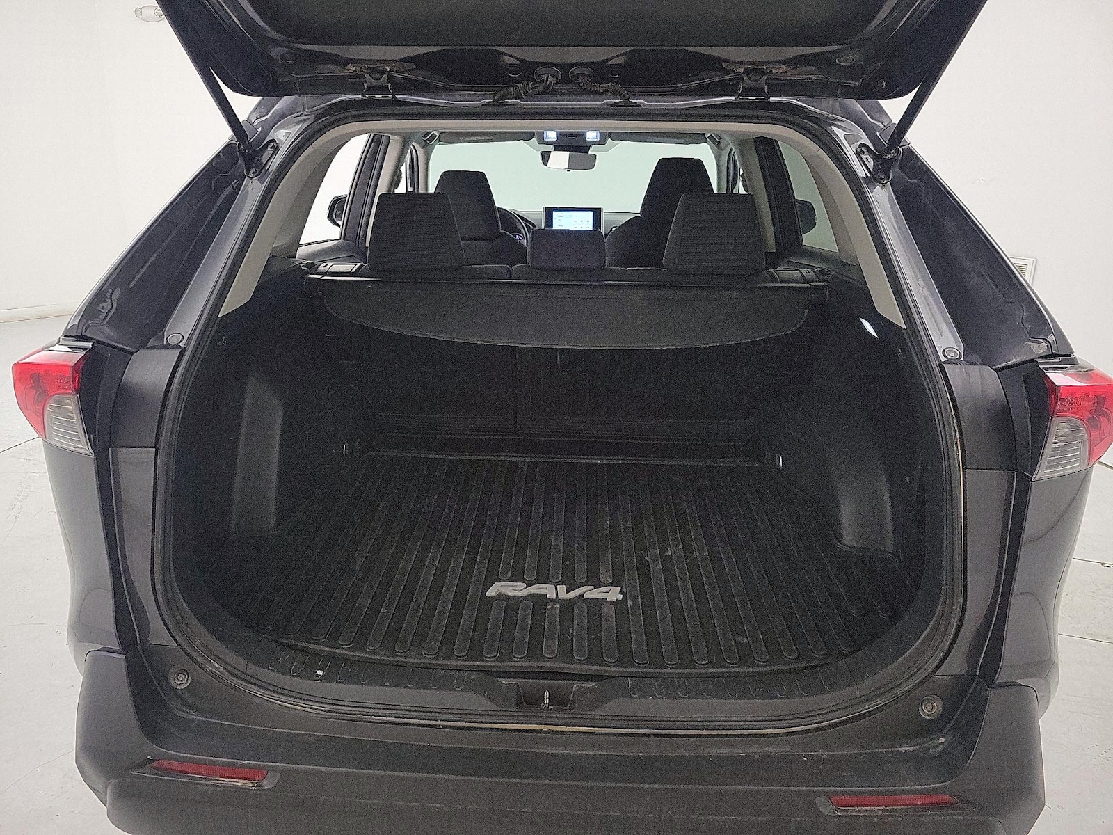 2023 Toyota RAV4 LE - Photo 21