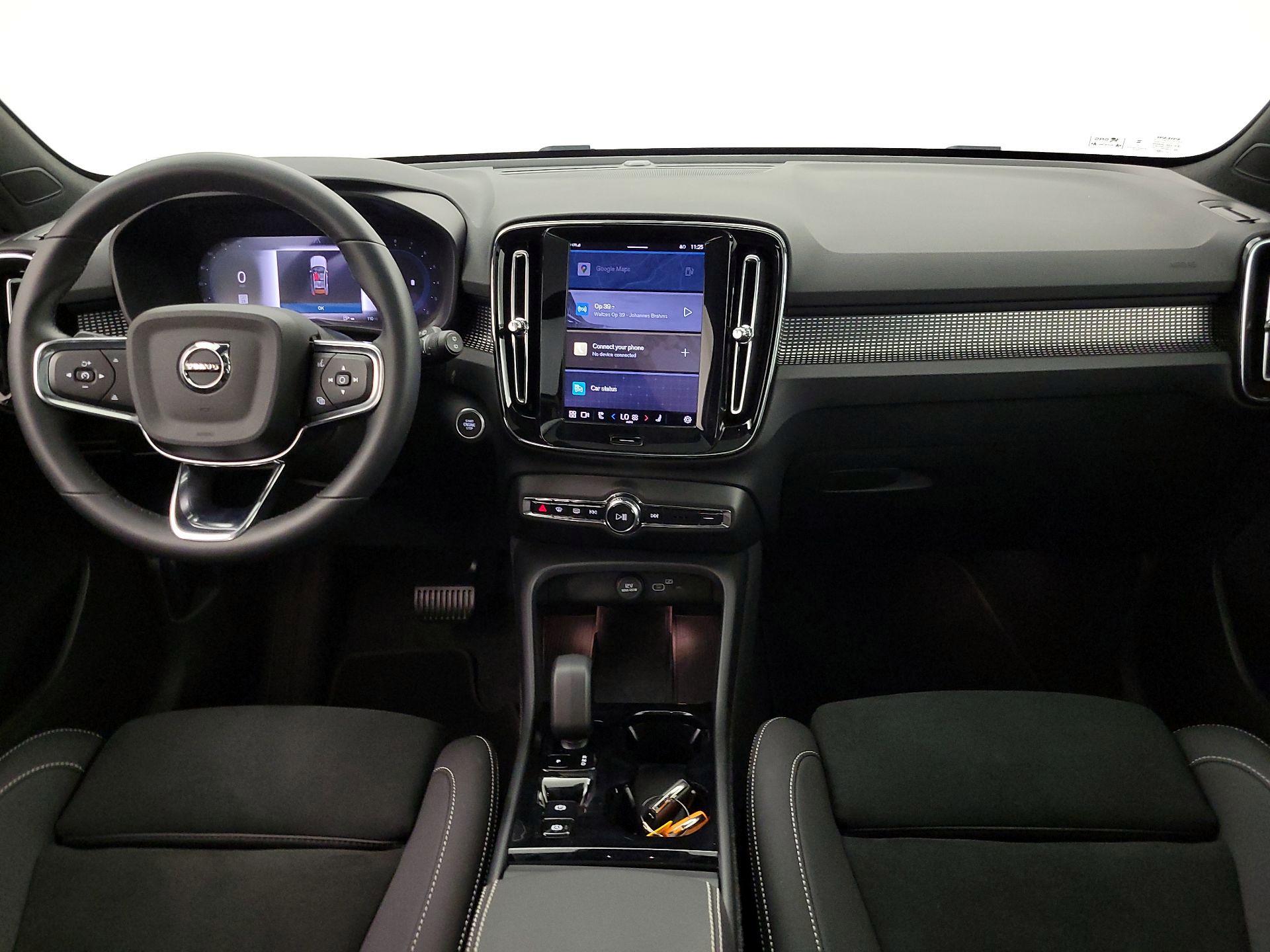 Thumbnail: 2025 Volvo XC40 - 9