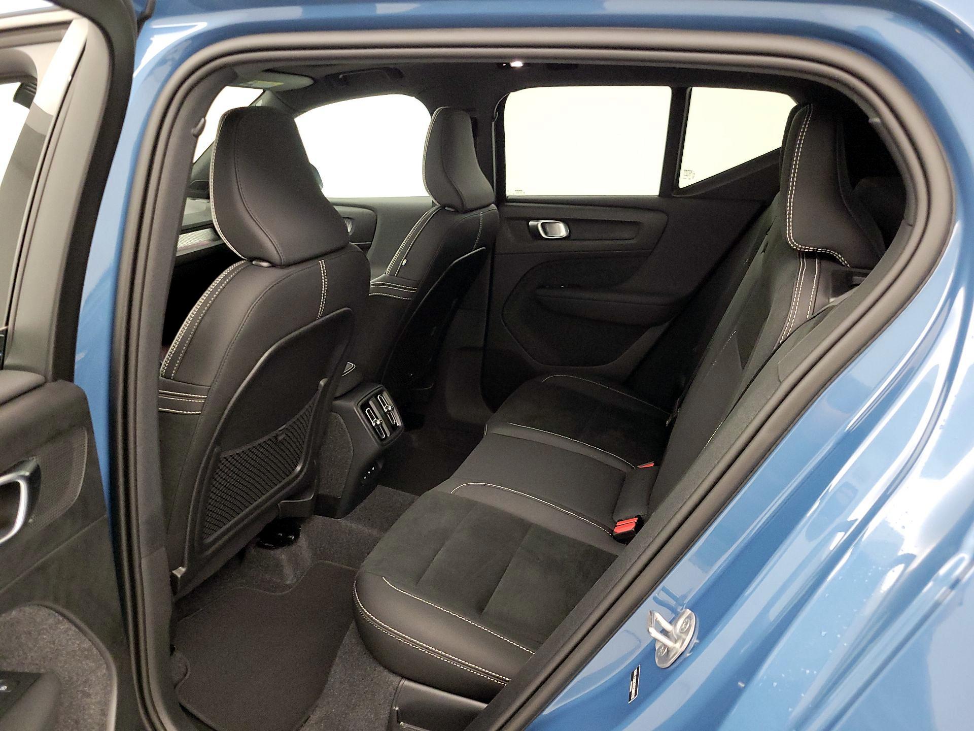 Thumbnail: 2025 Volvo XC40 - 19