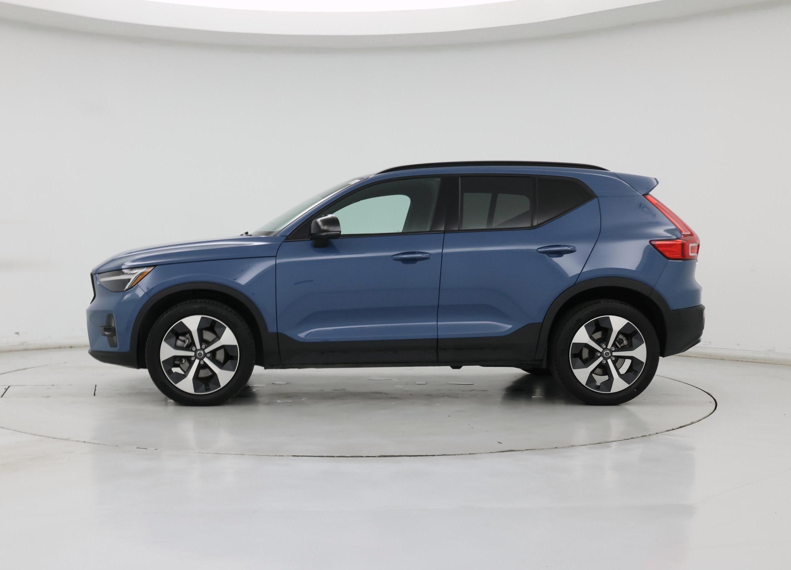 Thumbnail: 2025 Volvo XC40 - 3