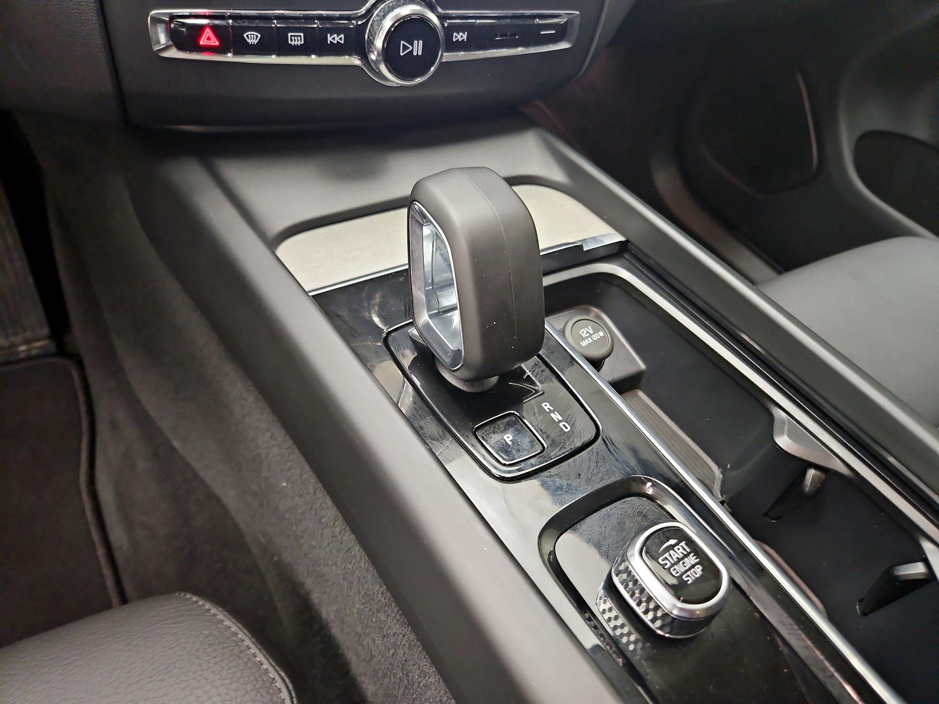 Thumbnail: 2025 Volvo XC60 - 17