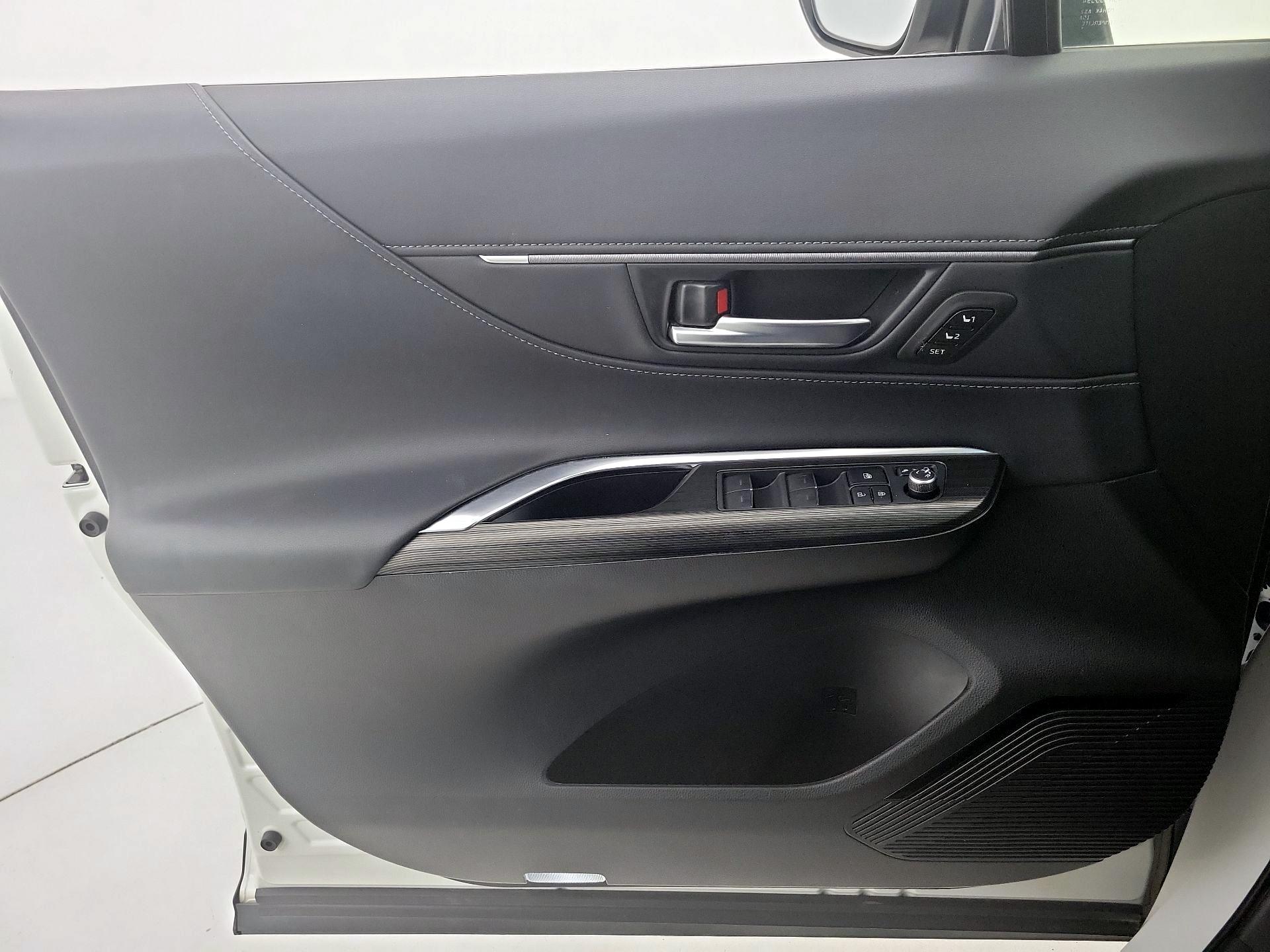 Thumbnail: 2022 Toyota Venza - 12