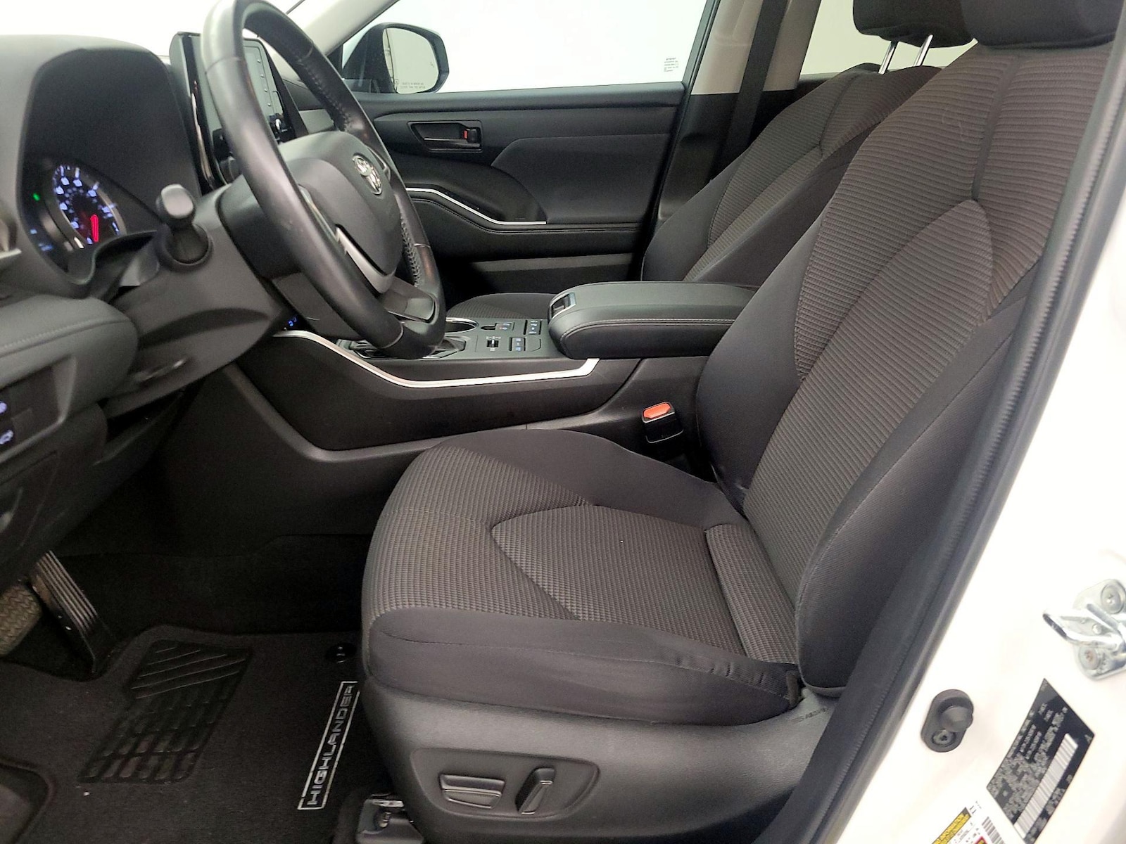 2022 Toyota Highlander LE - Photo 12