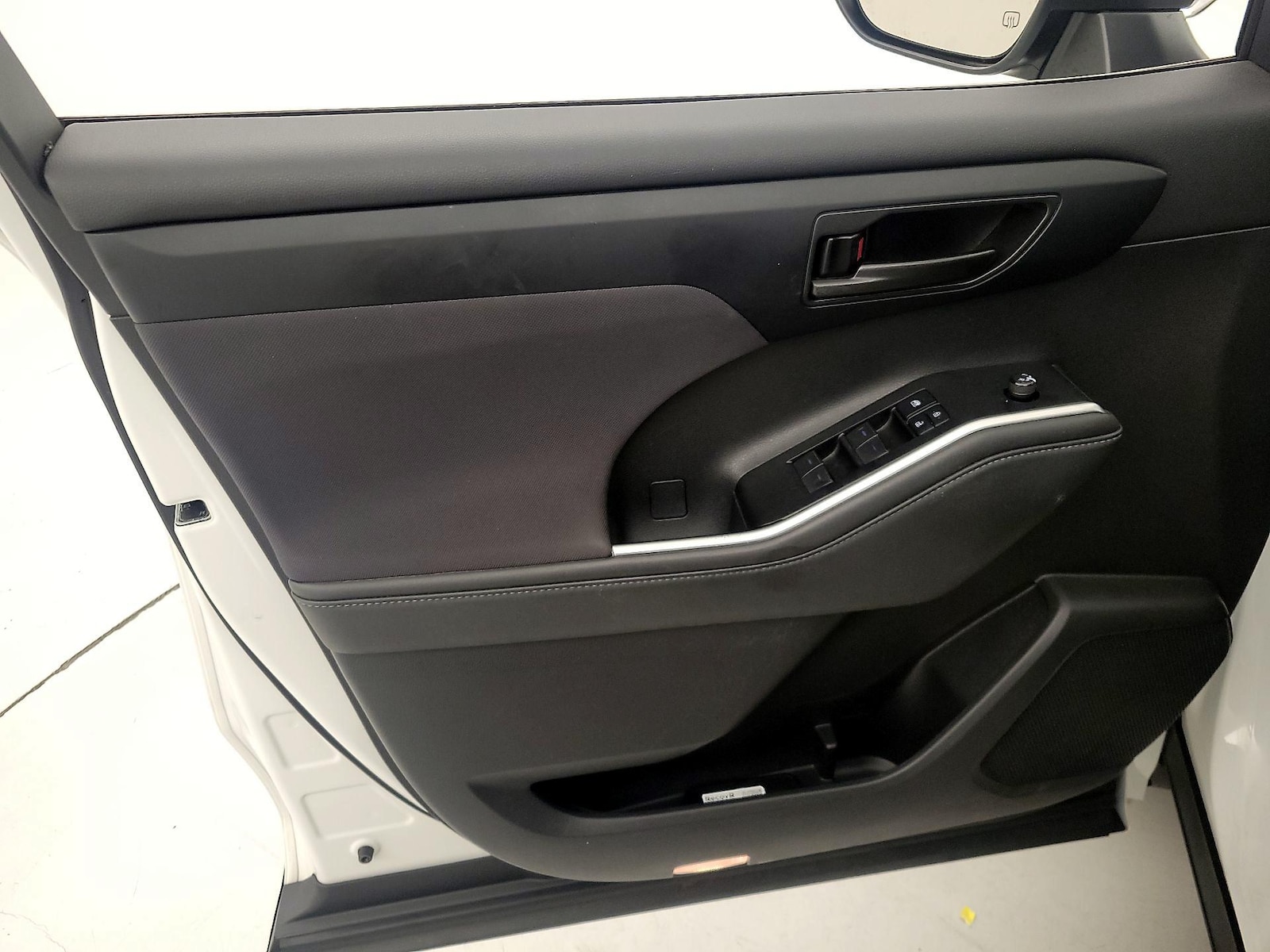 2022 Toyota Highlander LE - Photo 13