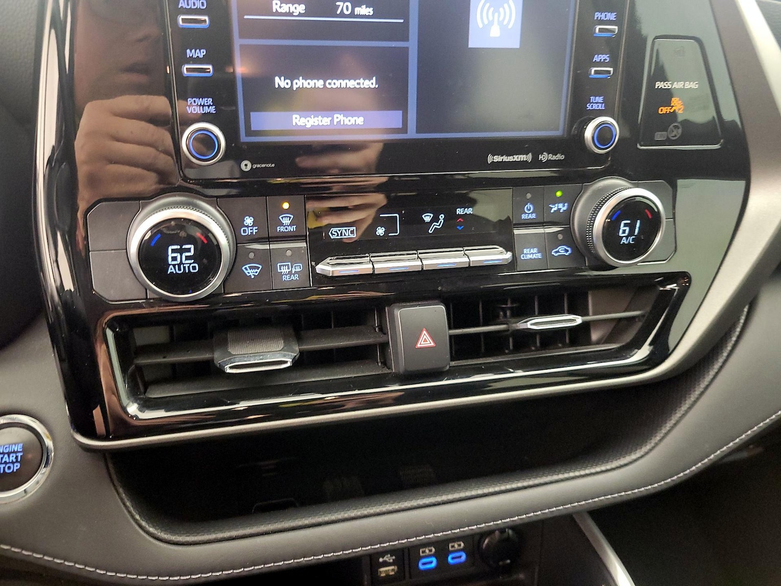 2022 Toyota Highlander LE - Photo 17
