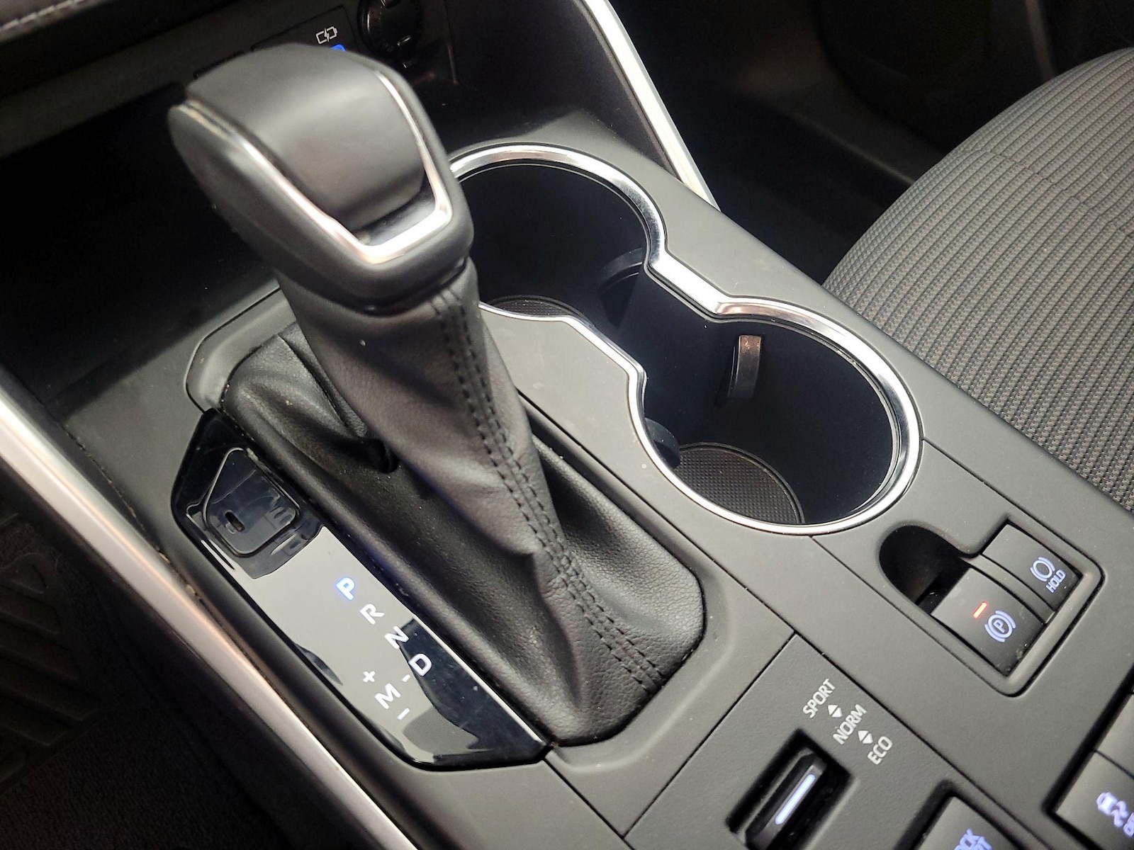 2022 Toyota Highlander LE - Photo 18