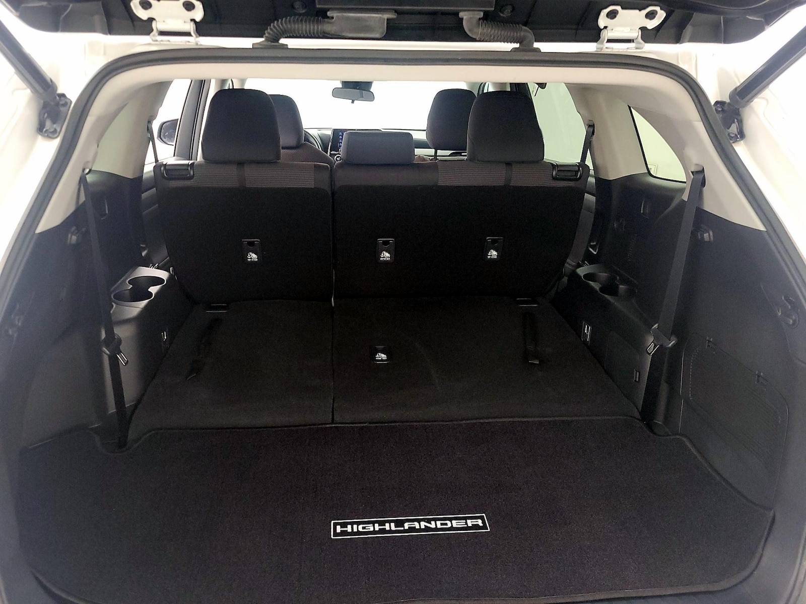 2022 Toyota Highlander LE - Photo 23
