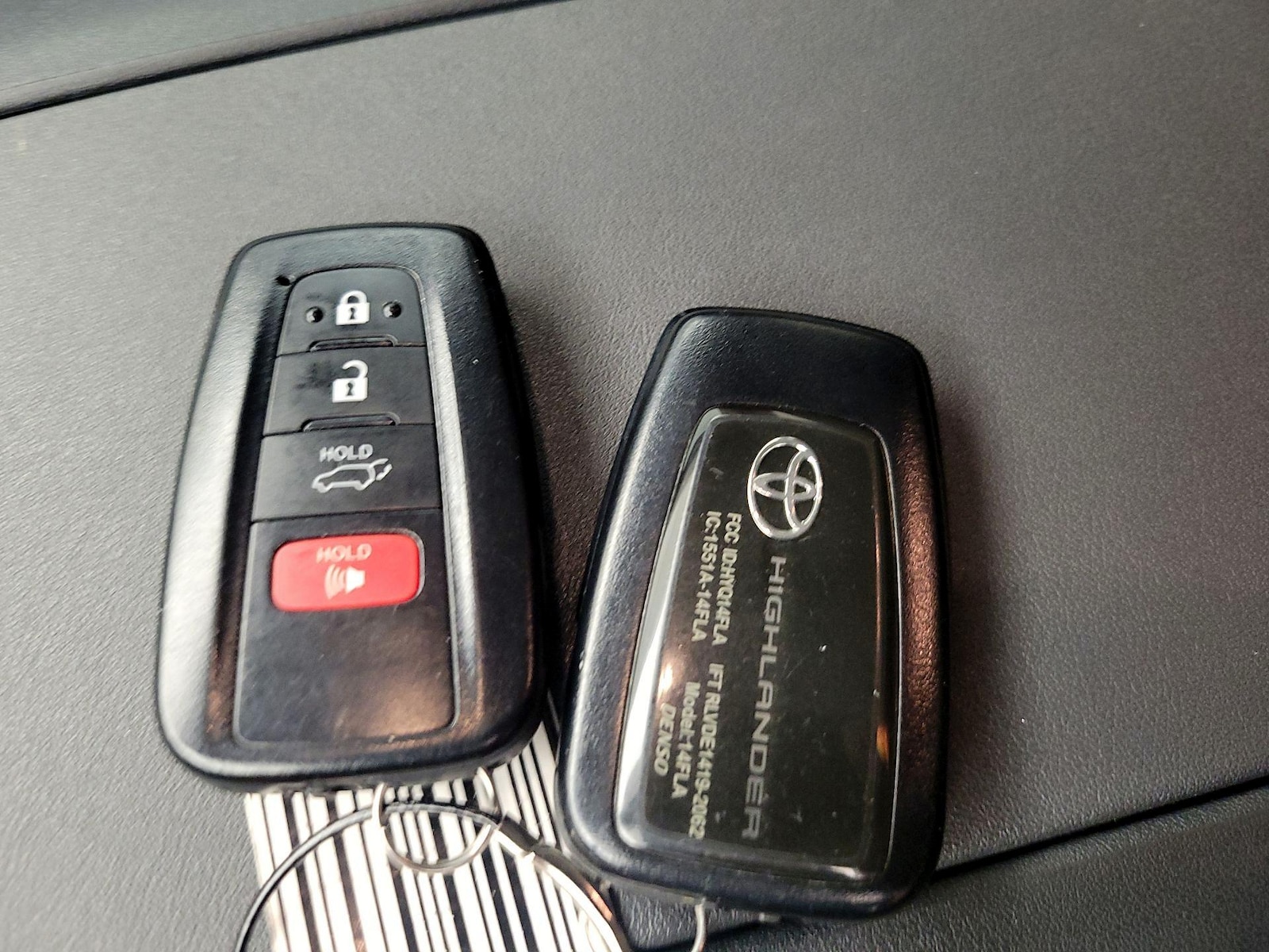 2022 Toyota Highlander LE - Photo 25