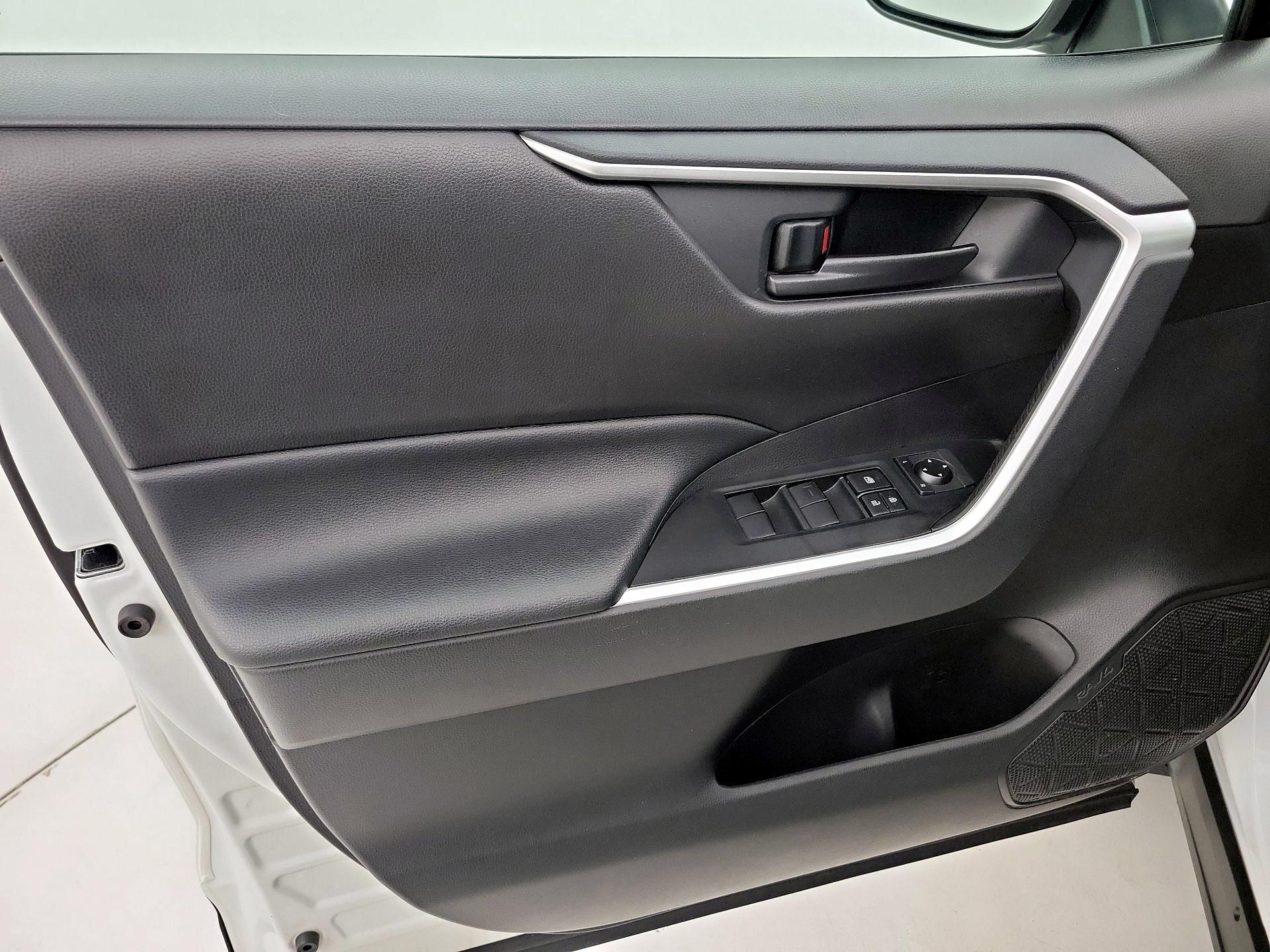 Thumbnail: 2020 Toyota RAV4 - 12