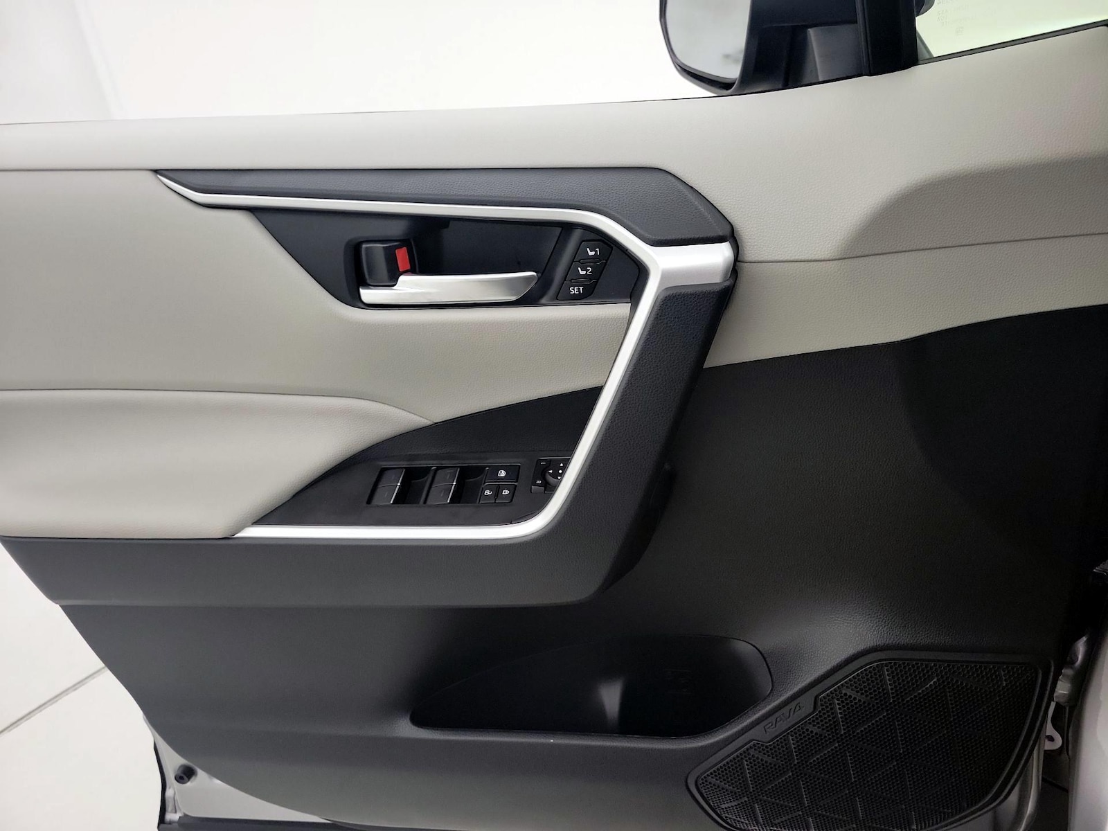 2025 Toyota RAV4 XLE Premium - Photo 13