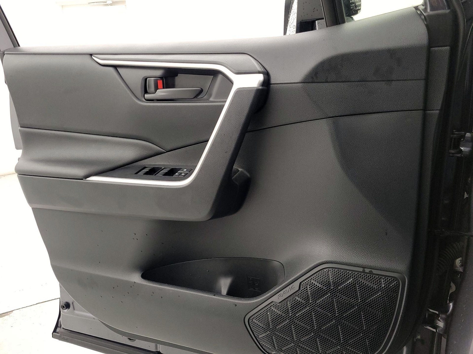 2025 Toyota RAV4 LE - Photo 13