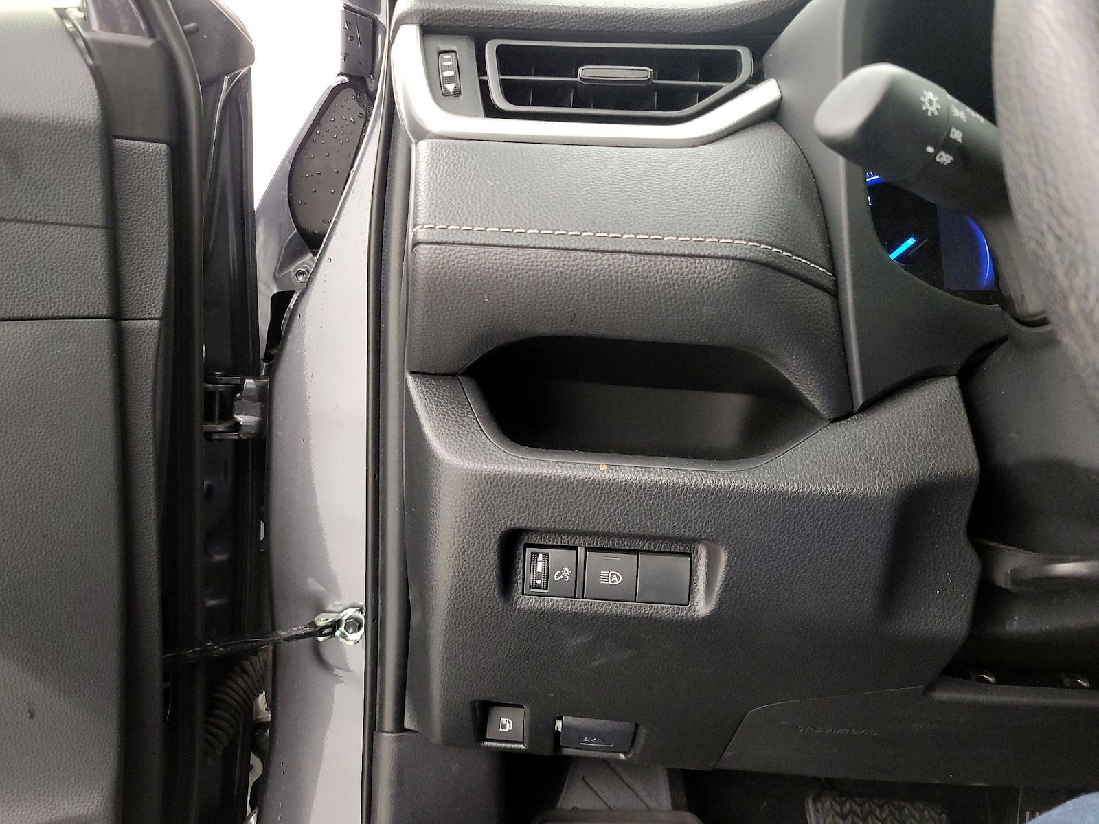 2025 Toyota RAV4 LE - Photo 14