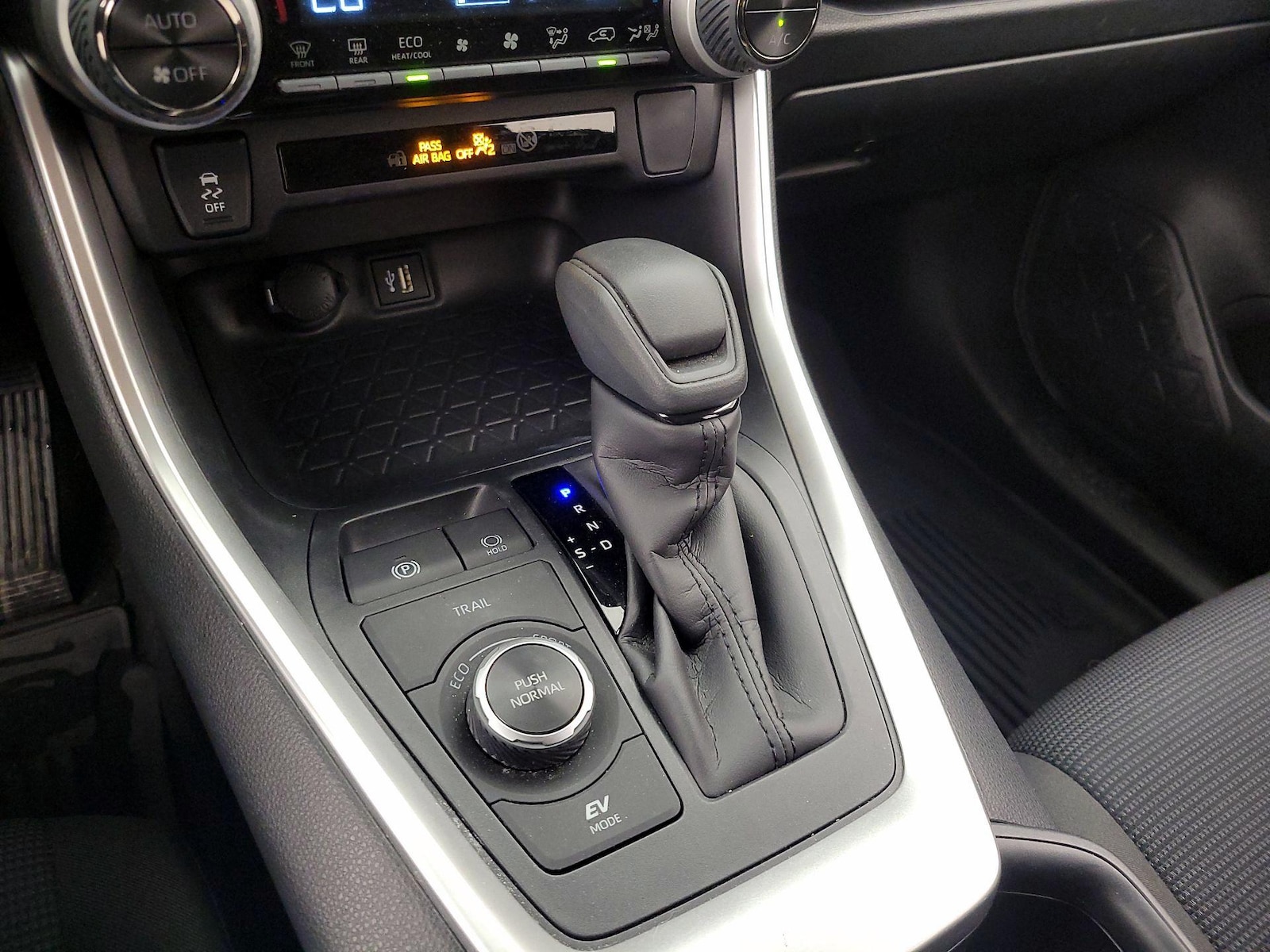 2025 Toyota RAV4 LE - Photo 18