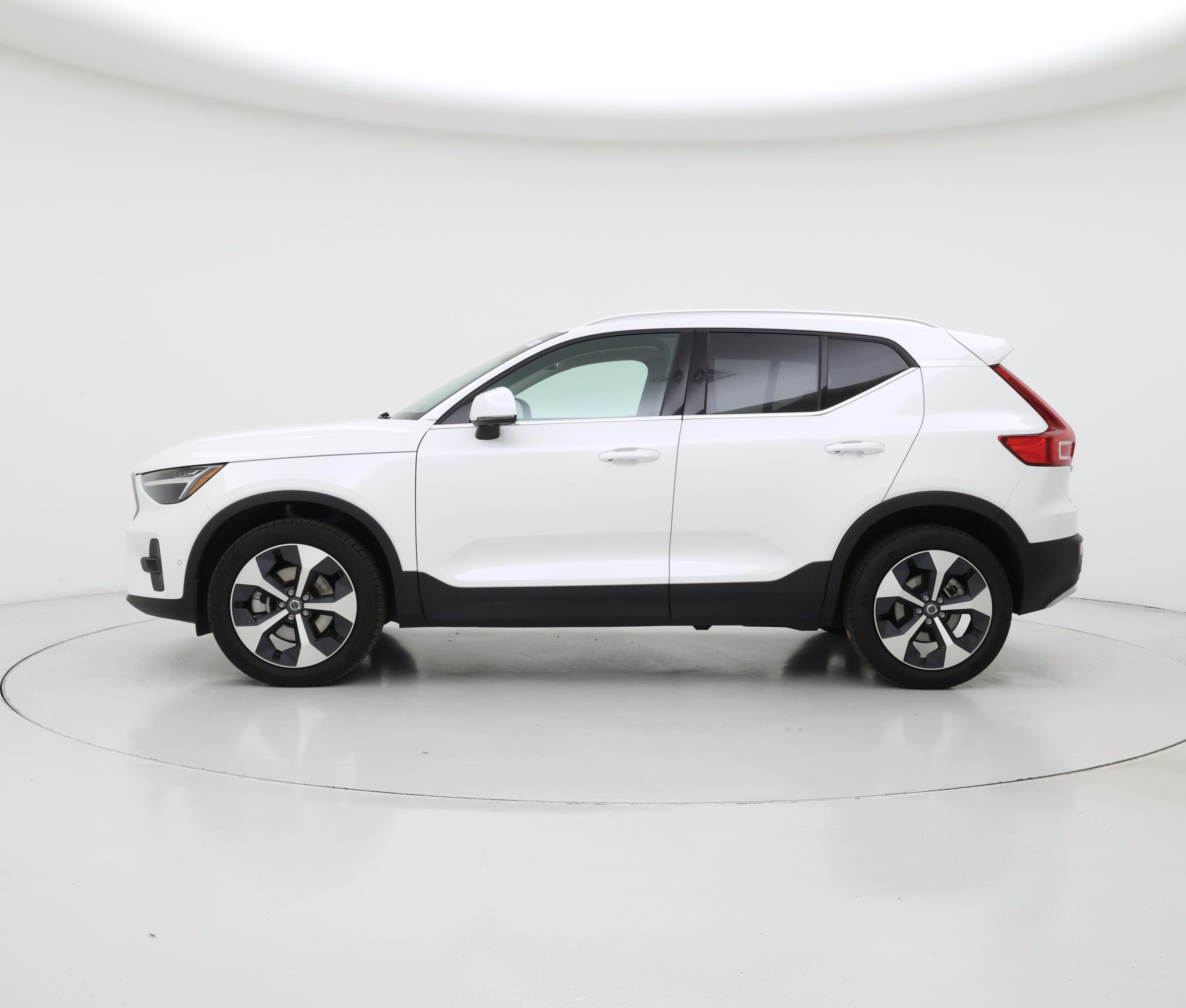 Thumbnail: 2025 Volvo XC40 - 3
