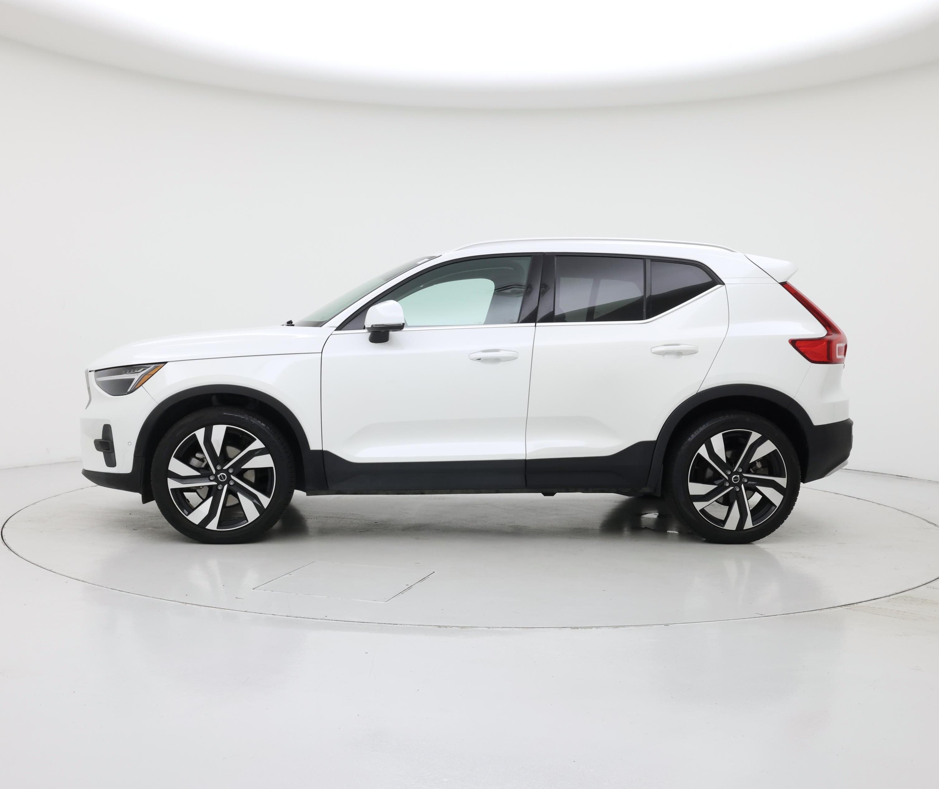 Thumbnail: 2025 Volvo XC40 - 3