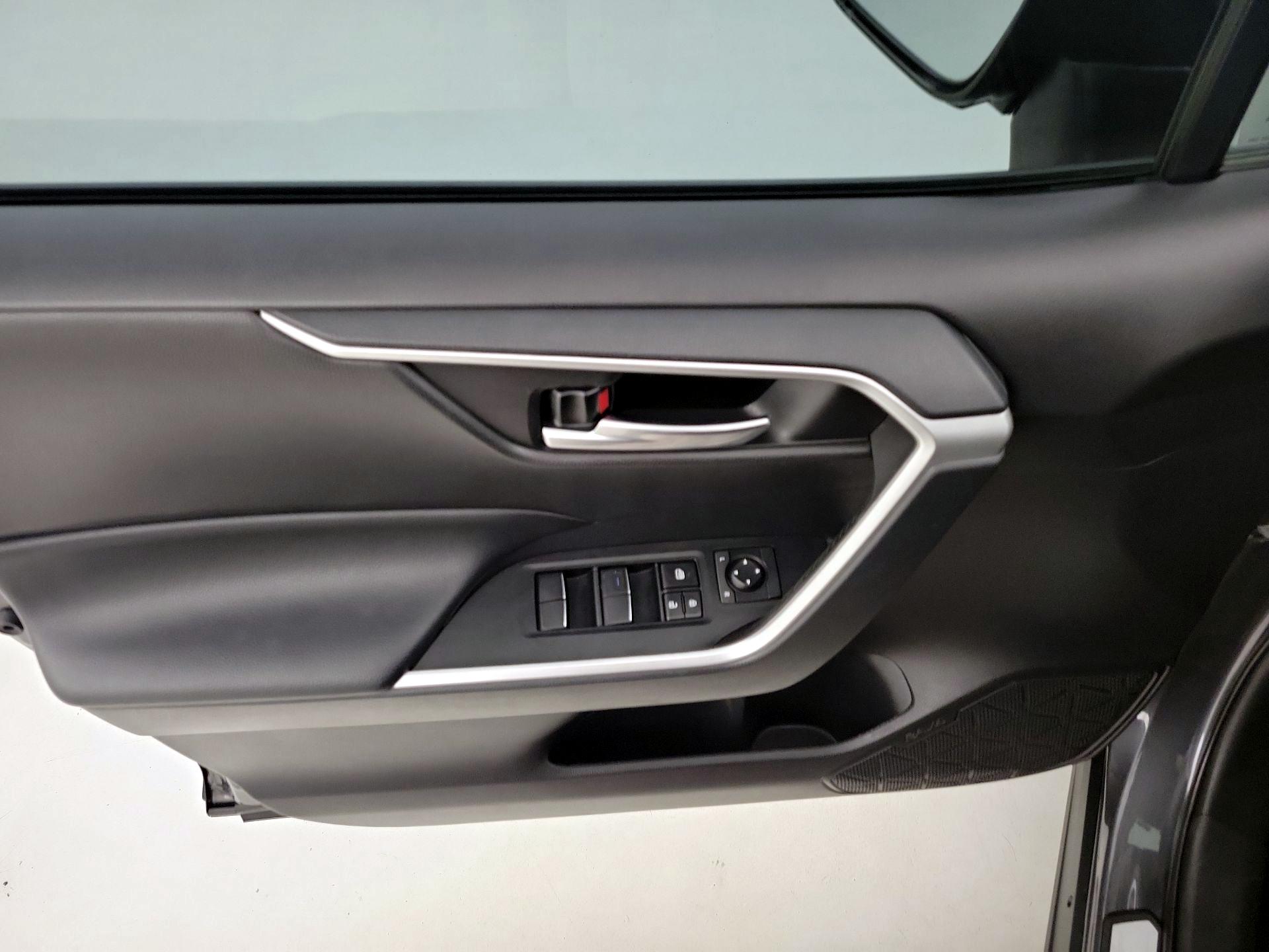 Thumbnail: 2021 Toyota RAV4 - 12