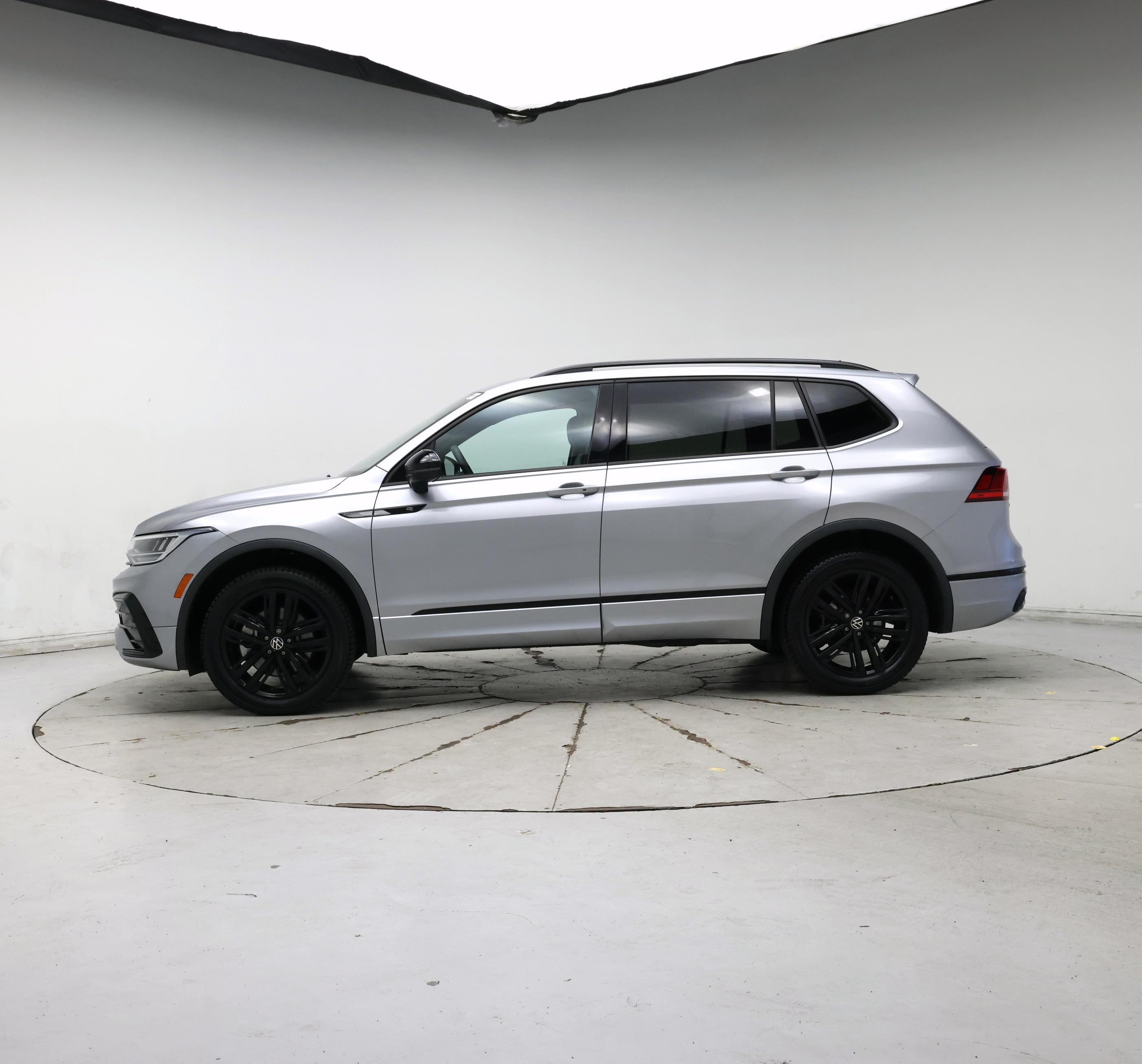 Thumbnail: 2022 Volkswagen Tiguan - 3