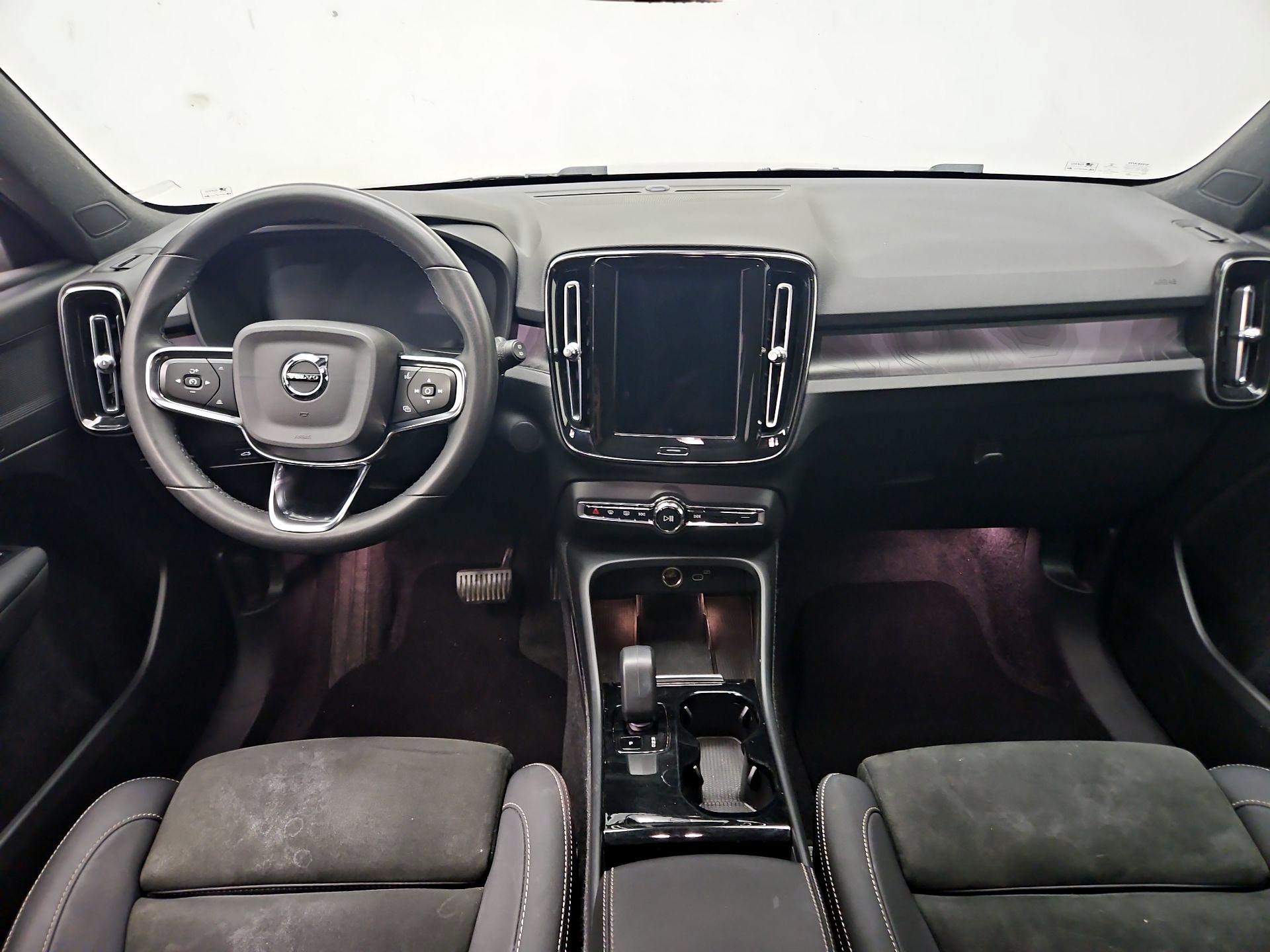 Thumbnail: 2023 Volvo XC40 - 9