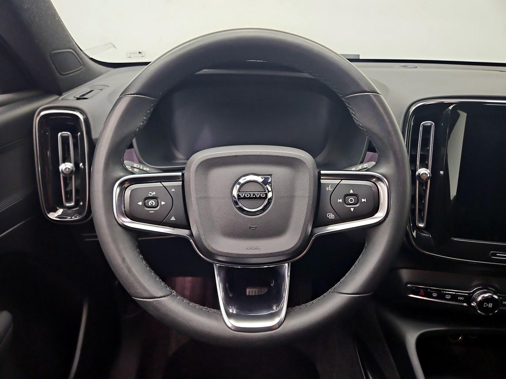 Thumbnail: 2023 Volvo XC40 - 10