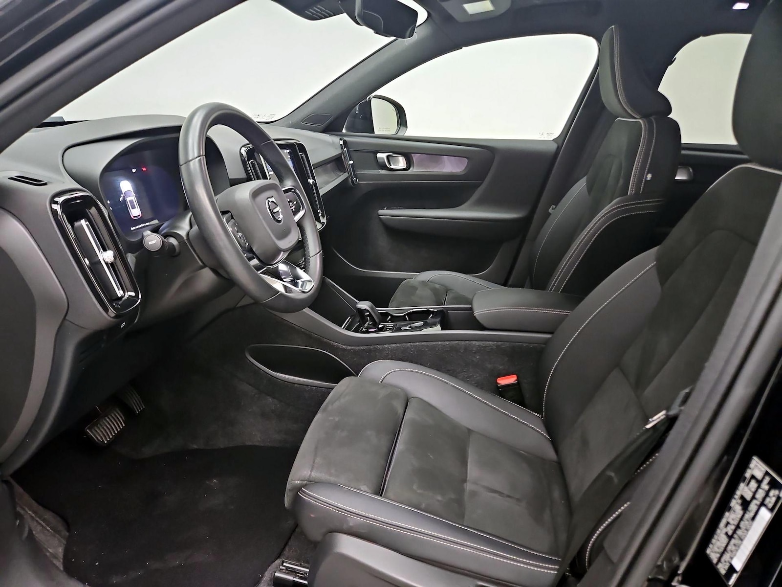 2023 Volvo XC40 Plus - Photo 12