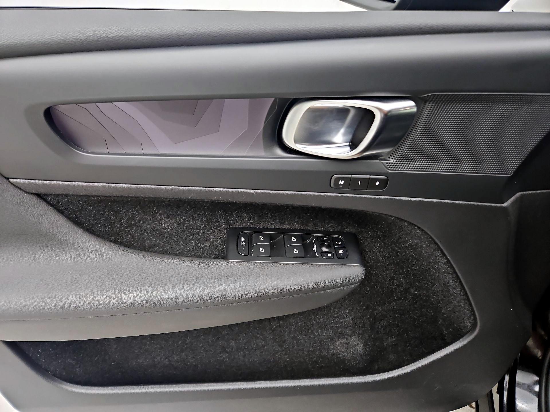 Thumbnail: 2023 Volvo XC40 - 12