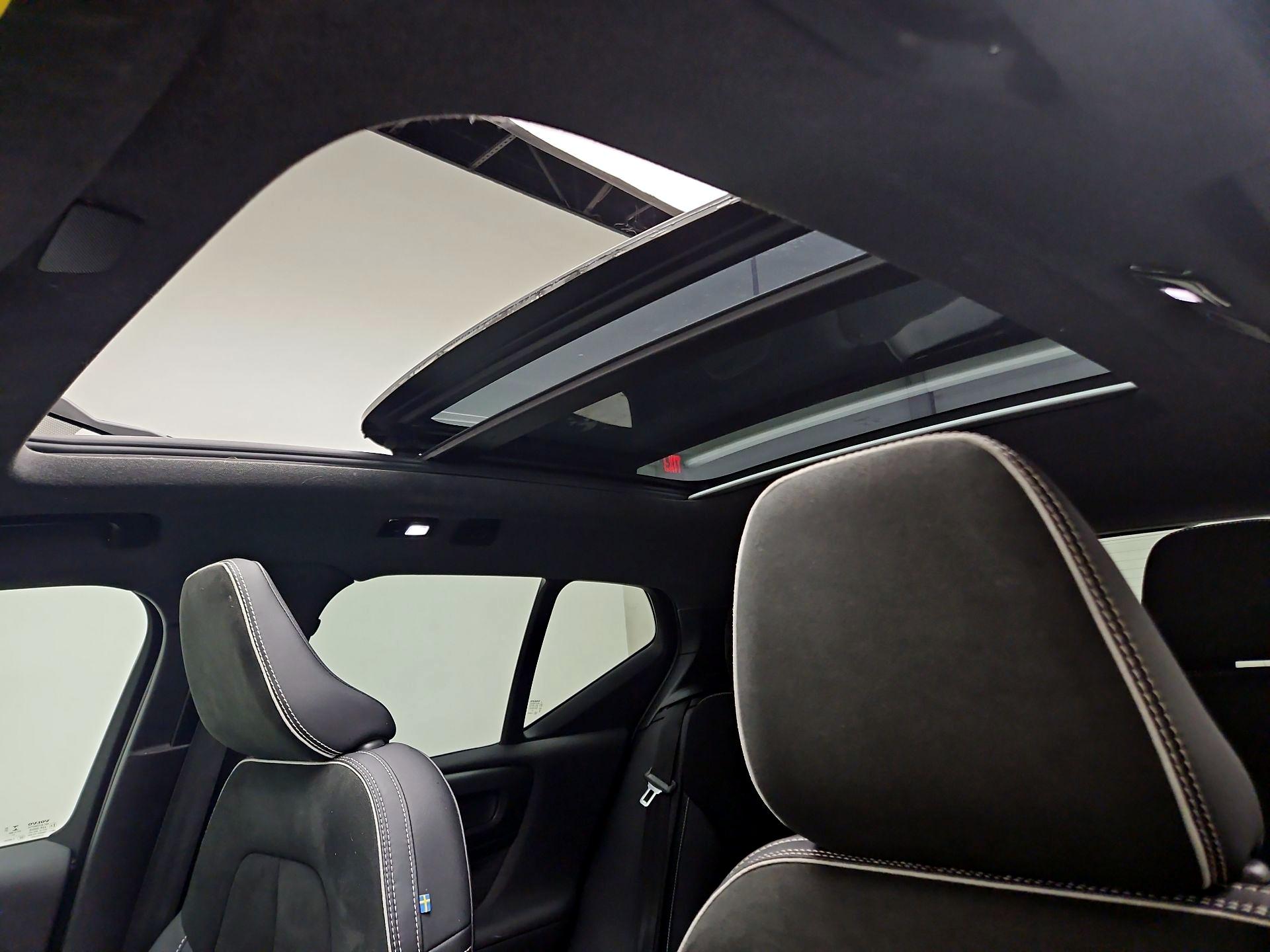 Thumbnail: 2023 Volvo XC40 - 20