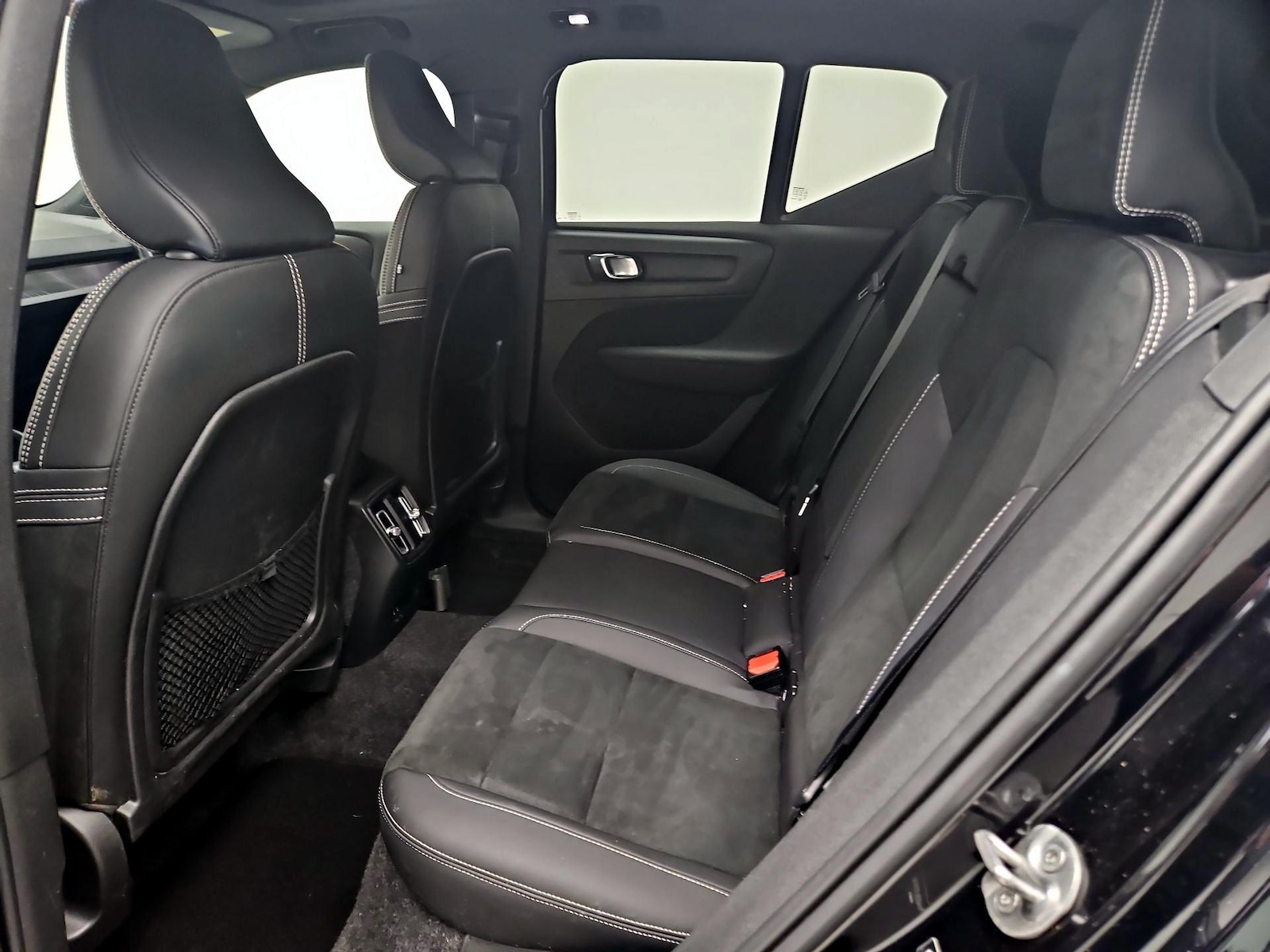 2023 Volvo XC40 Plus - Photo 22