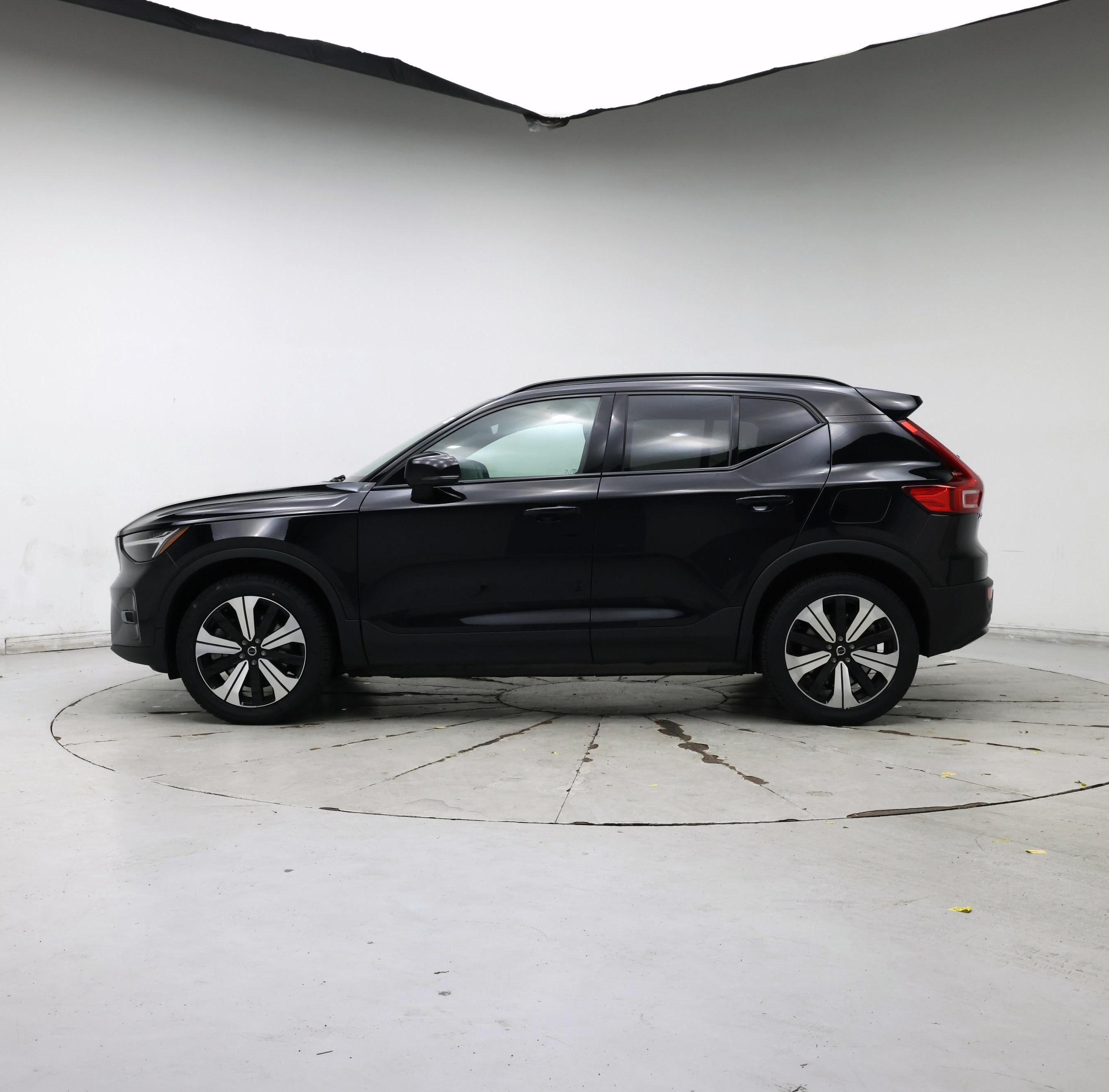 Thumbnail: 2023 Volvo XC40 - 3