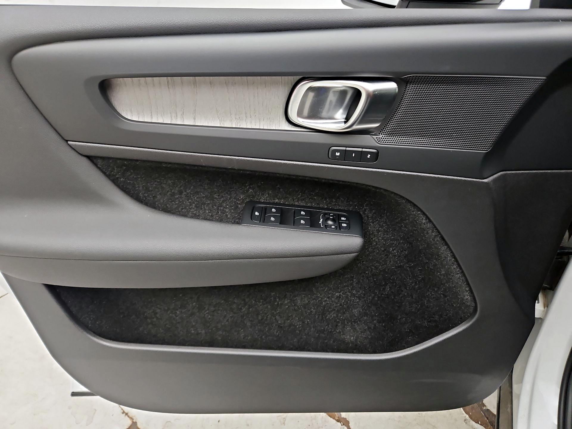 Thumbnail: 2025 Volvo XC40 - 12