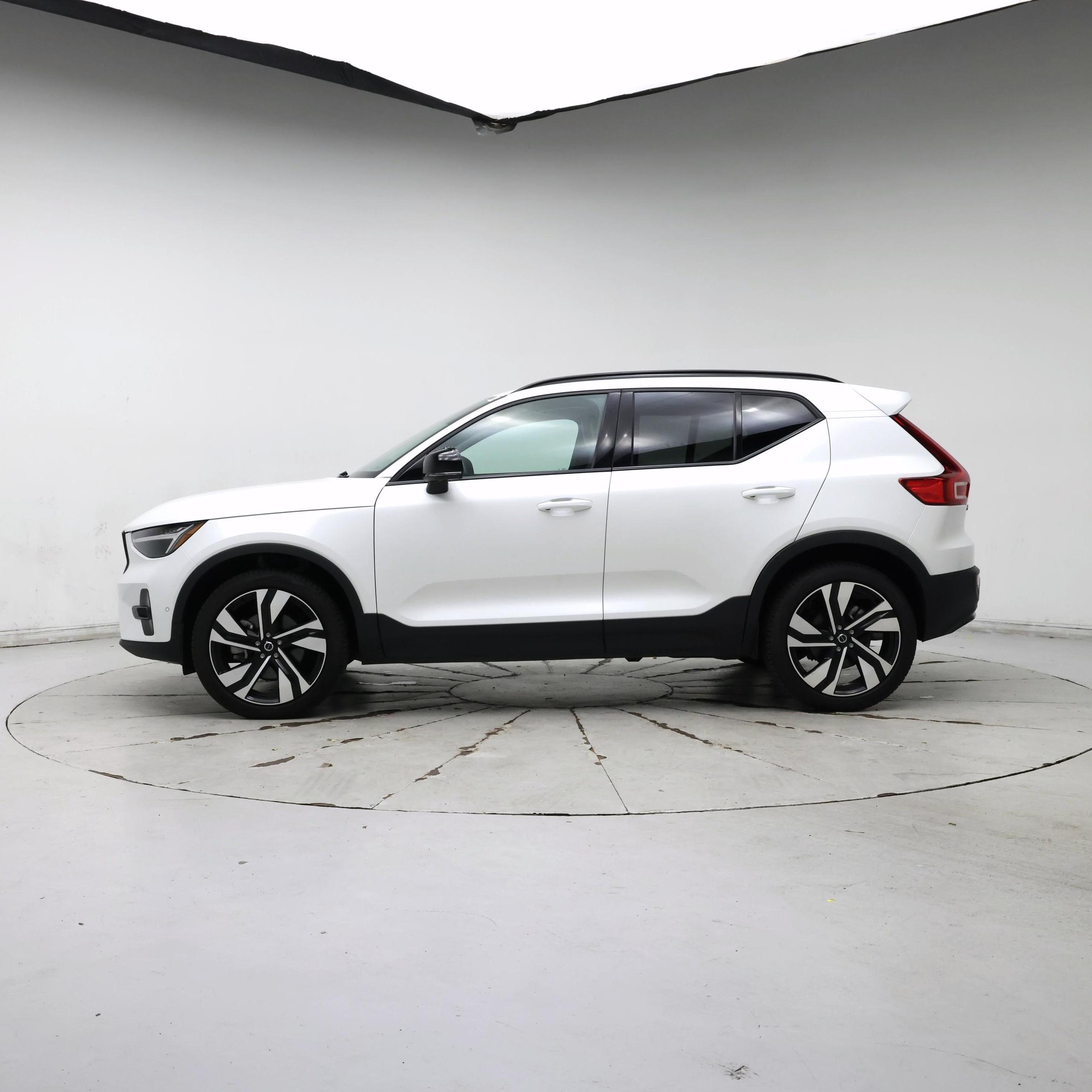 Thumbnail: 2025 Volvo XC40 - 3