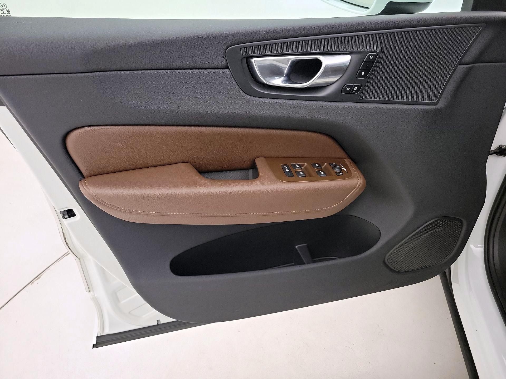 Thumbnail: 2022 Volvo XC60 - 12