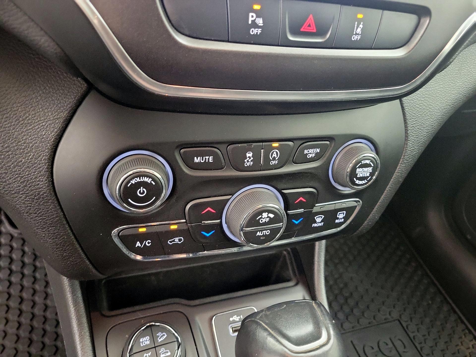 Thumbnail: 2021 Jeep Cherokee - 16
