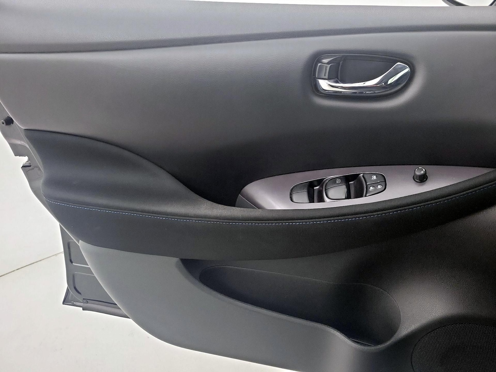 2025 Nissan Leaf S - Photo 13