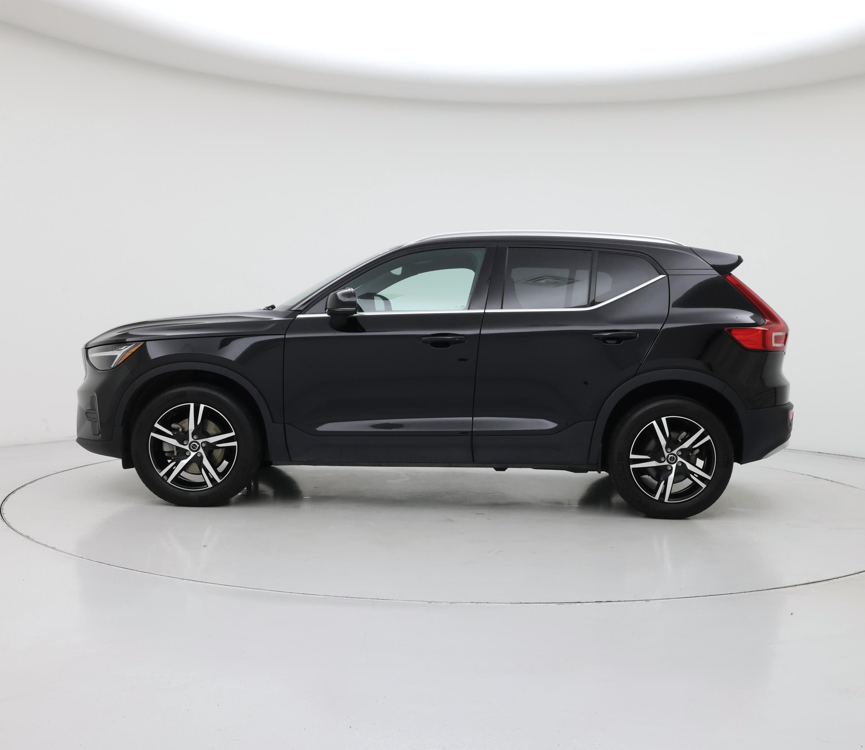 Thumbnail: 2025 Volvo XC40 - 3