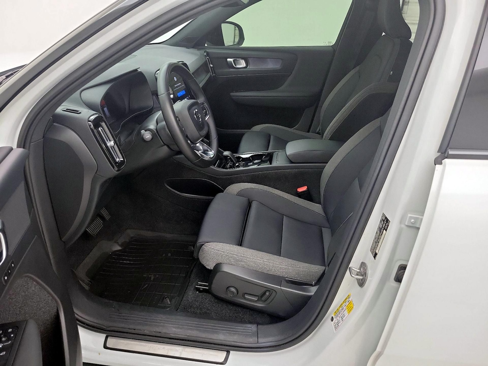 2023 Volvo XC40 Core - Photo 12