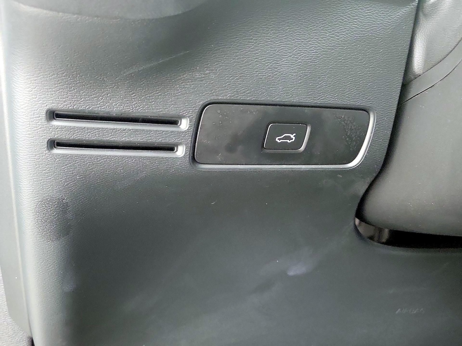 2023 Volvo XC40 Core - Photo 14
