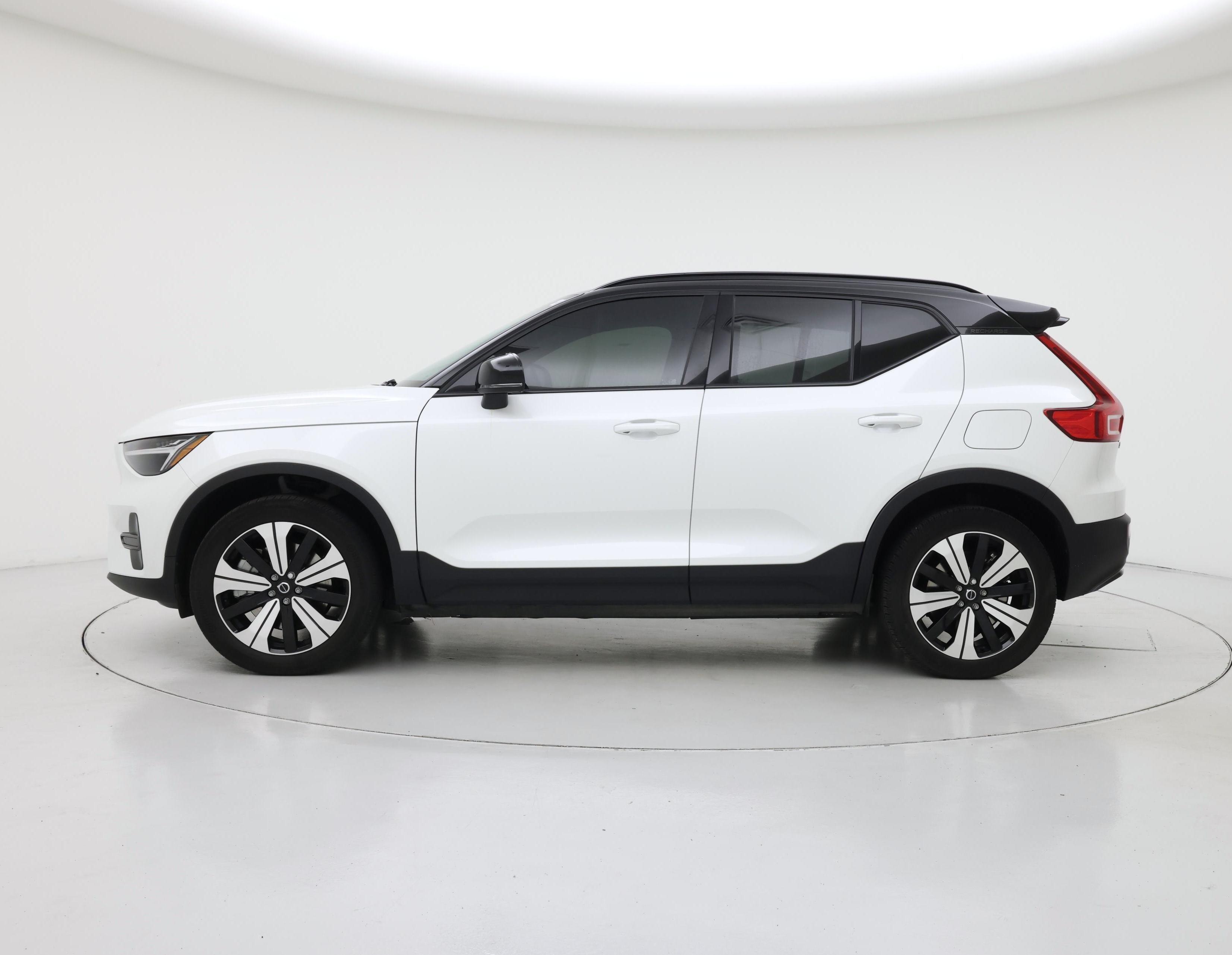 Thumbnail: 2023 Volvo XC40 - 3