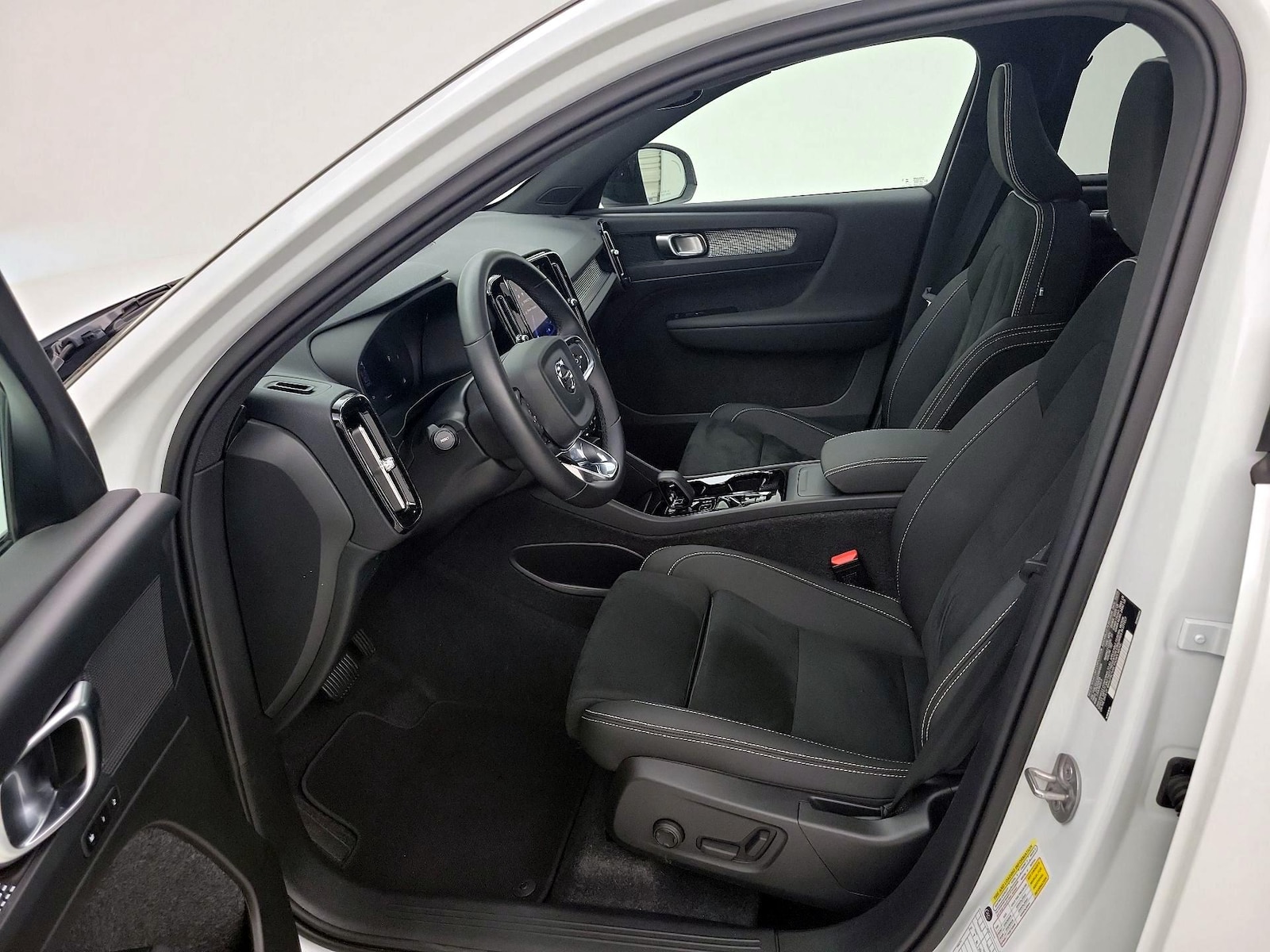 2025 Volvo XC40 Plus - Photo 12
