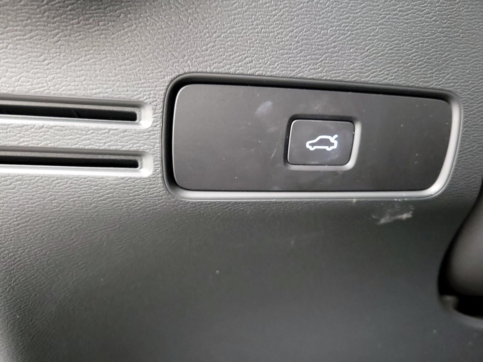 2025 Volvo XC40 Plus - Photo 14