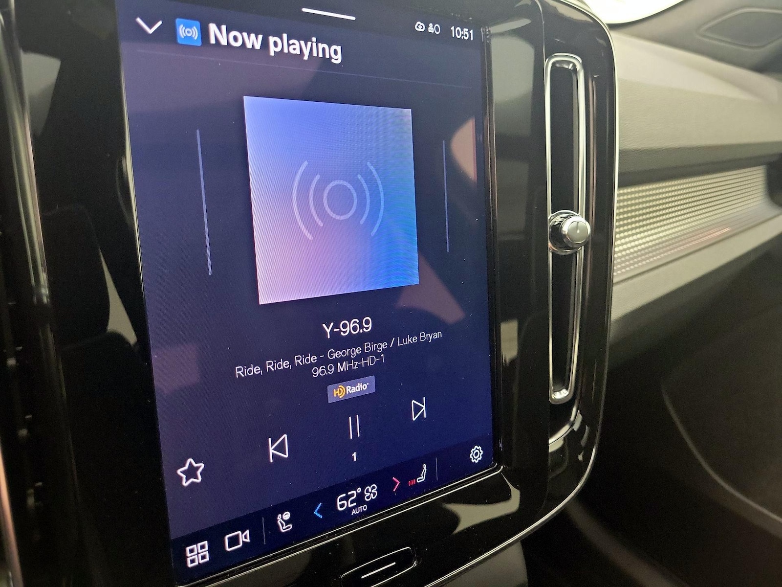 2025 Volvo XC40 Plus - Photo 17