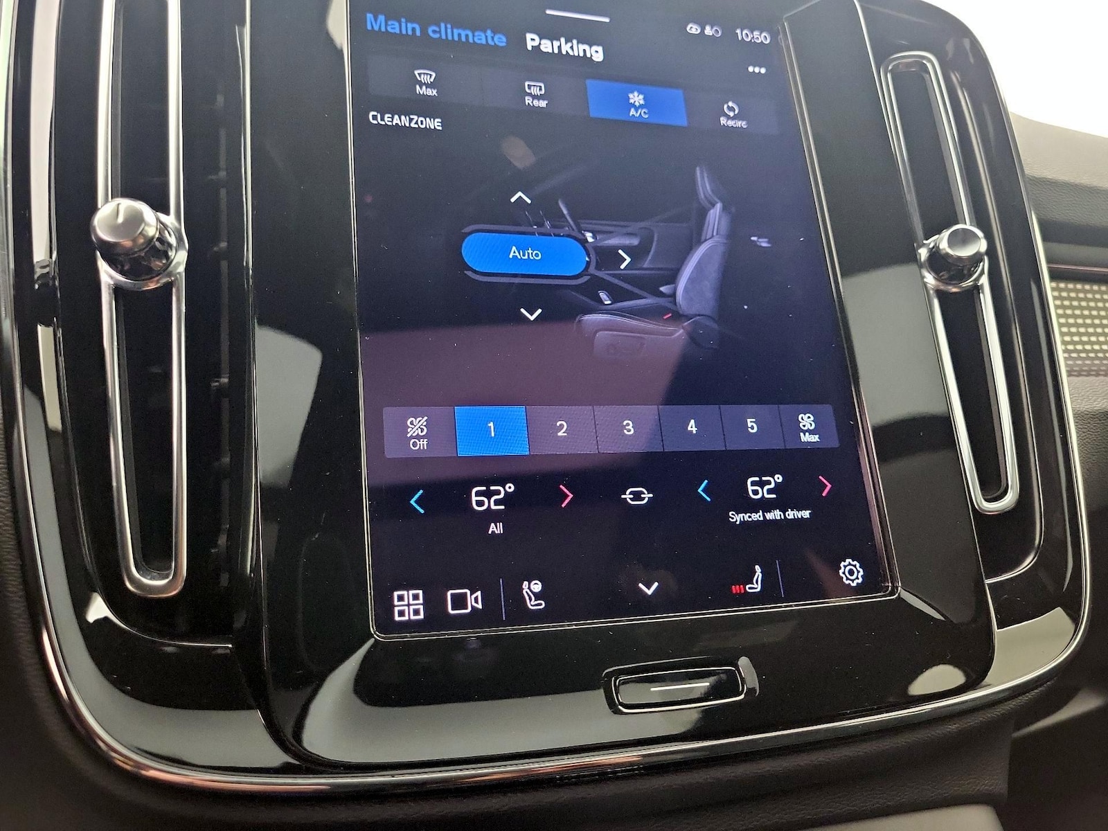 2025 Volvo XC40 Plus - Photo 18